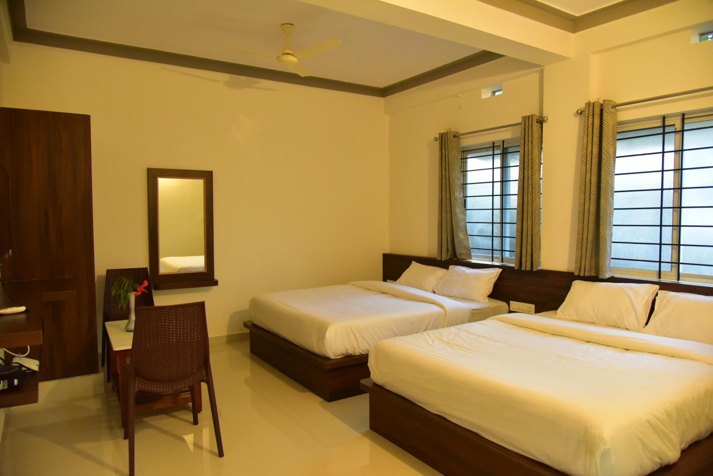 Queen Room with Two Queen Beds photo 3