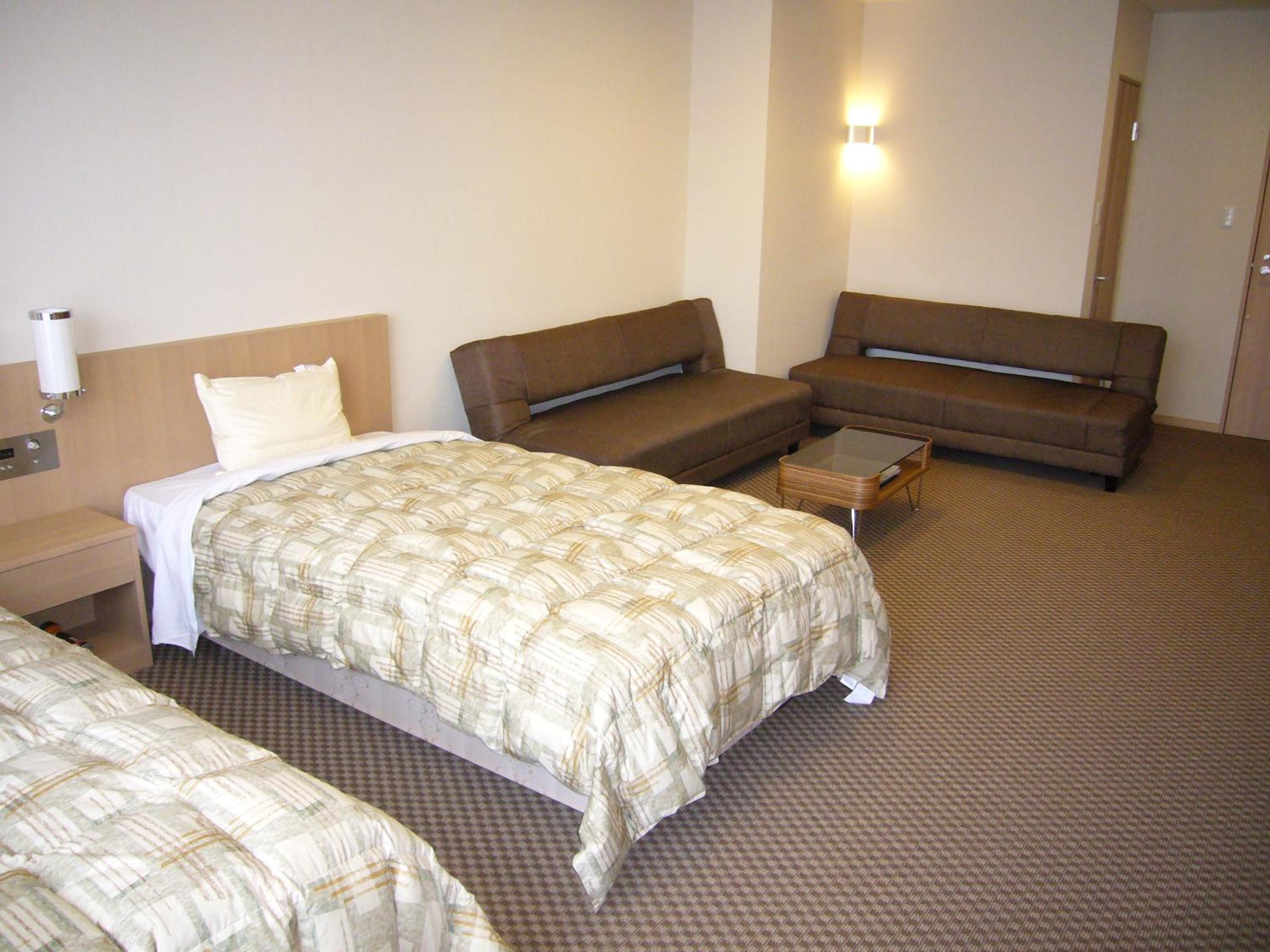 Twin Room with Shared Bathroom - Non-Smoking photo 2