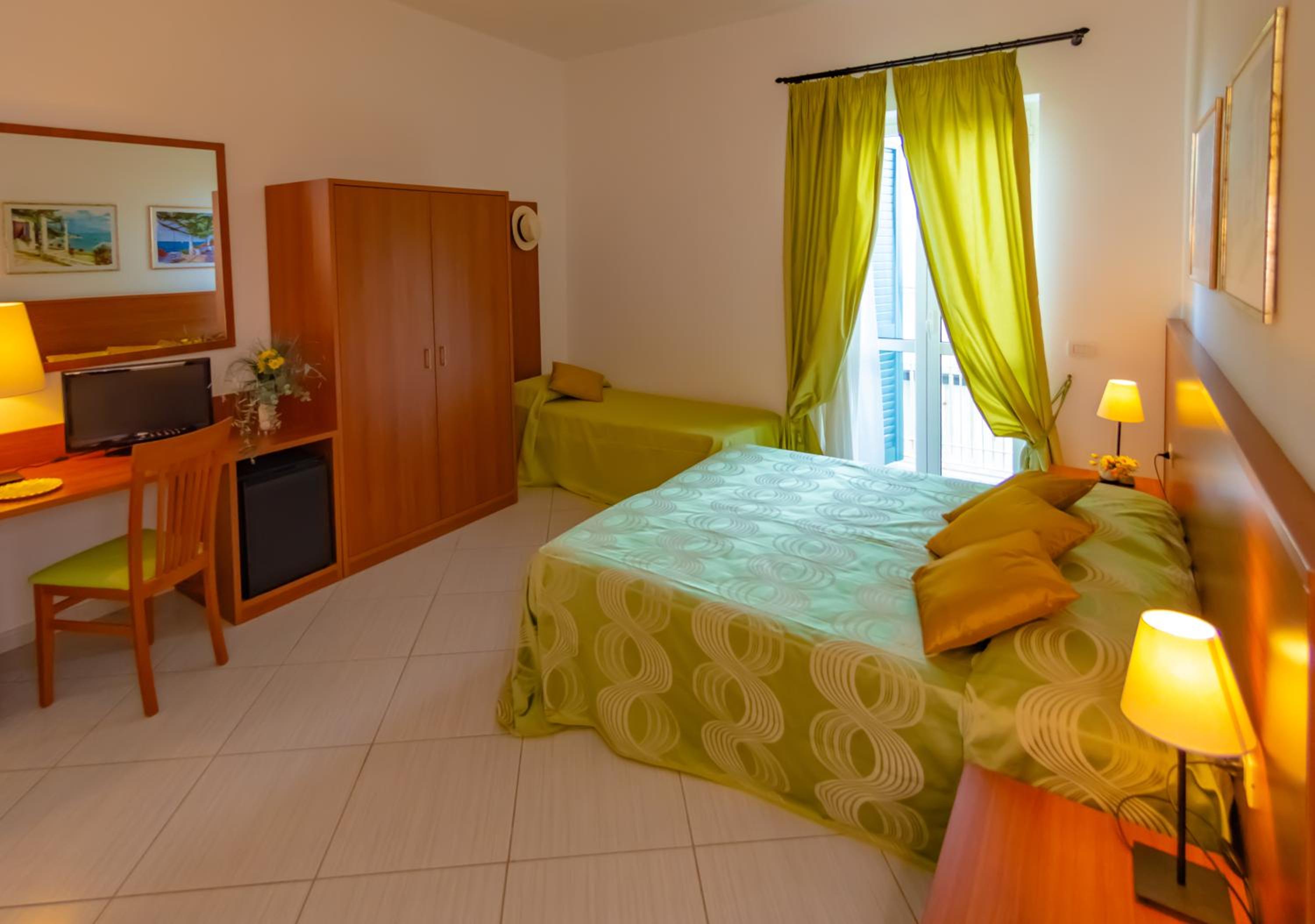 Family Room (2 Adults + 1 Child) - Photo 4