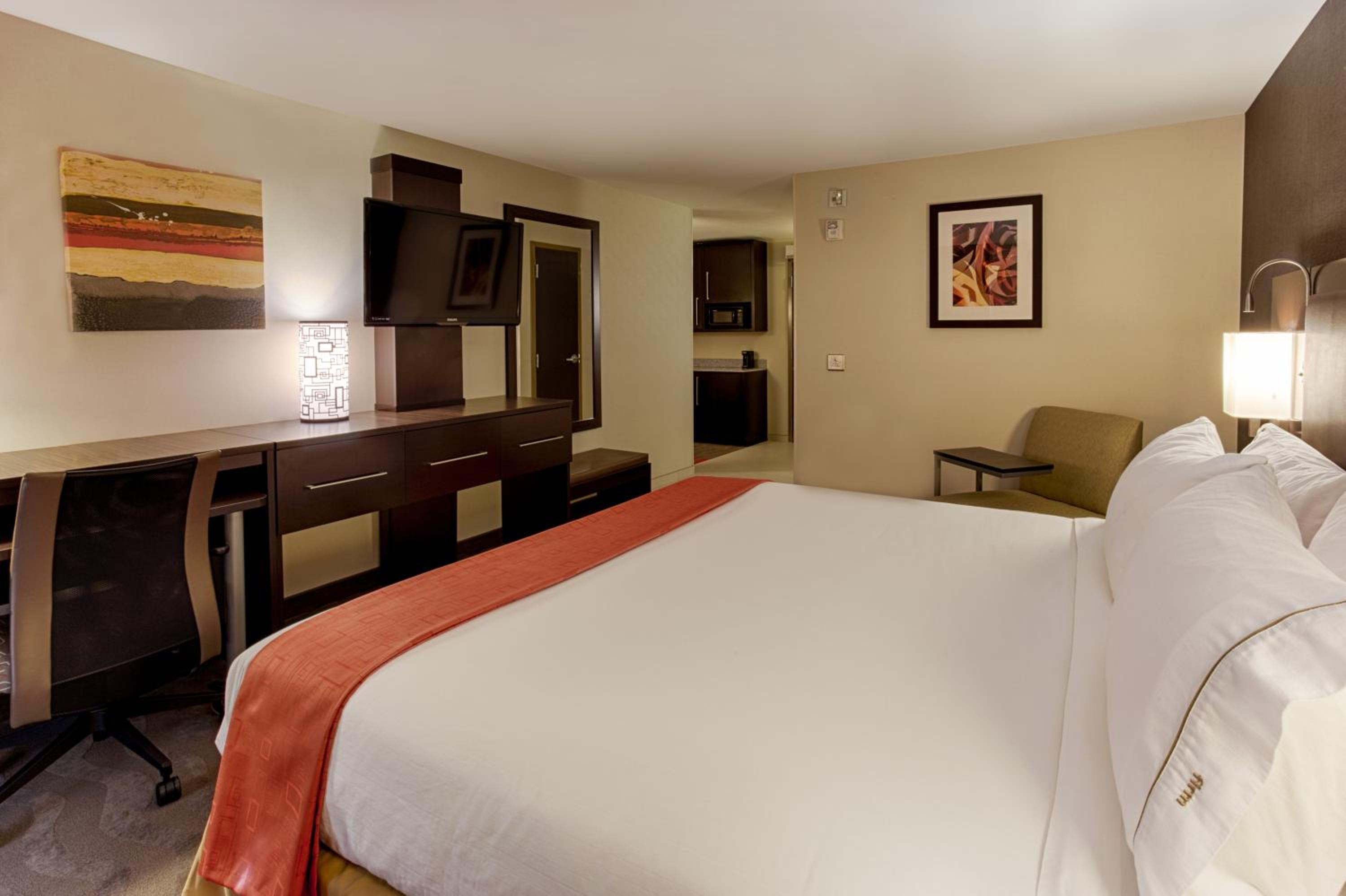 One-Bedroom King Suite with Sofa Bed photo 1
