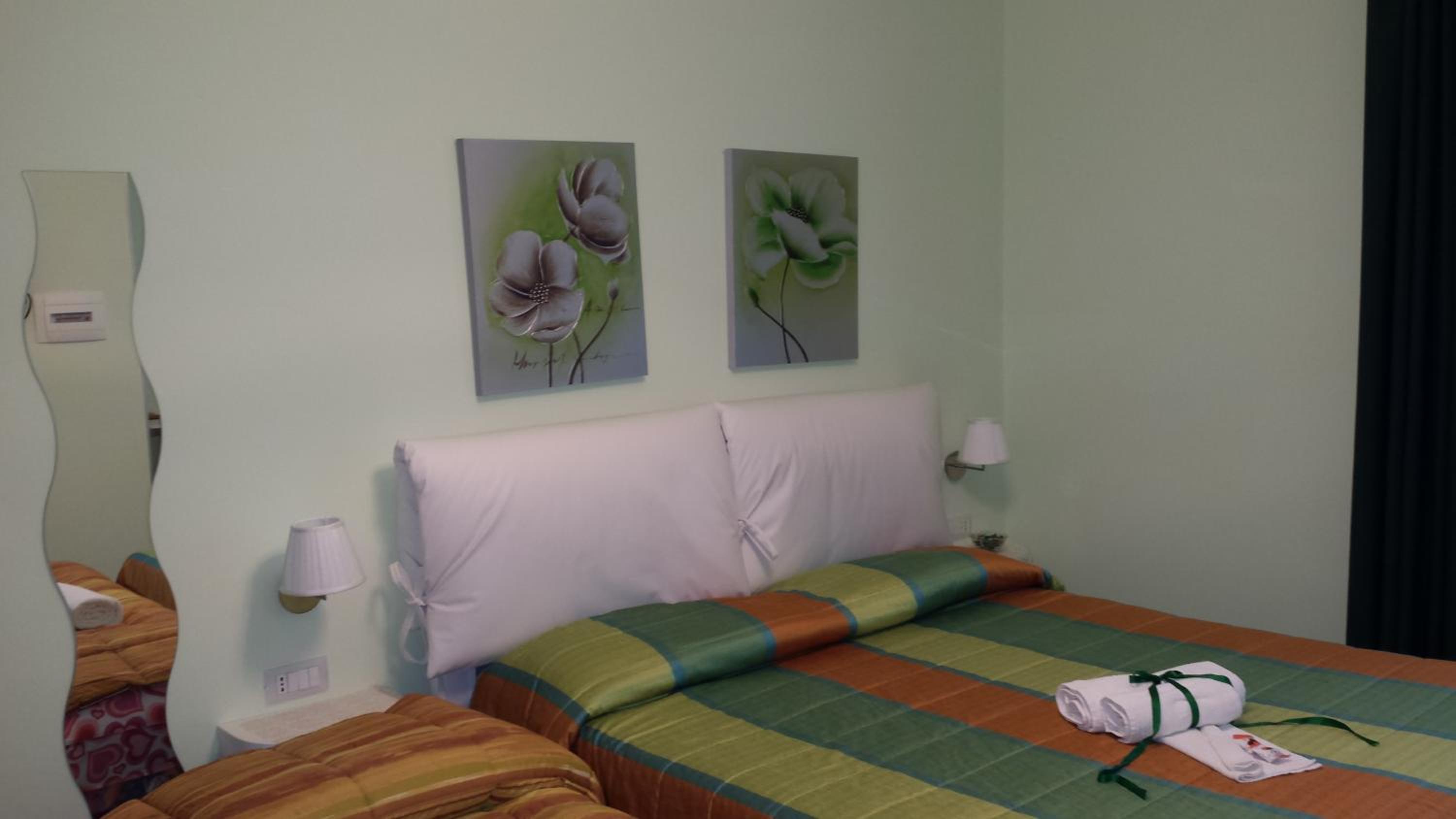 King Room with Roll-In Shower - Disability Access - Photo 5