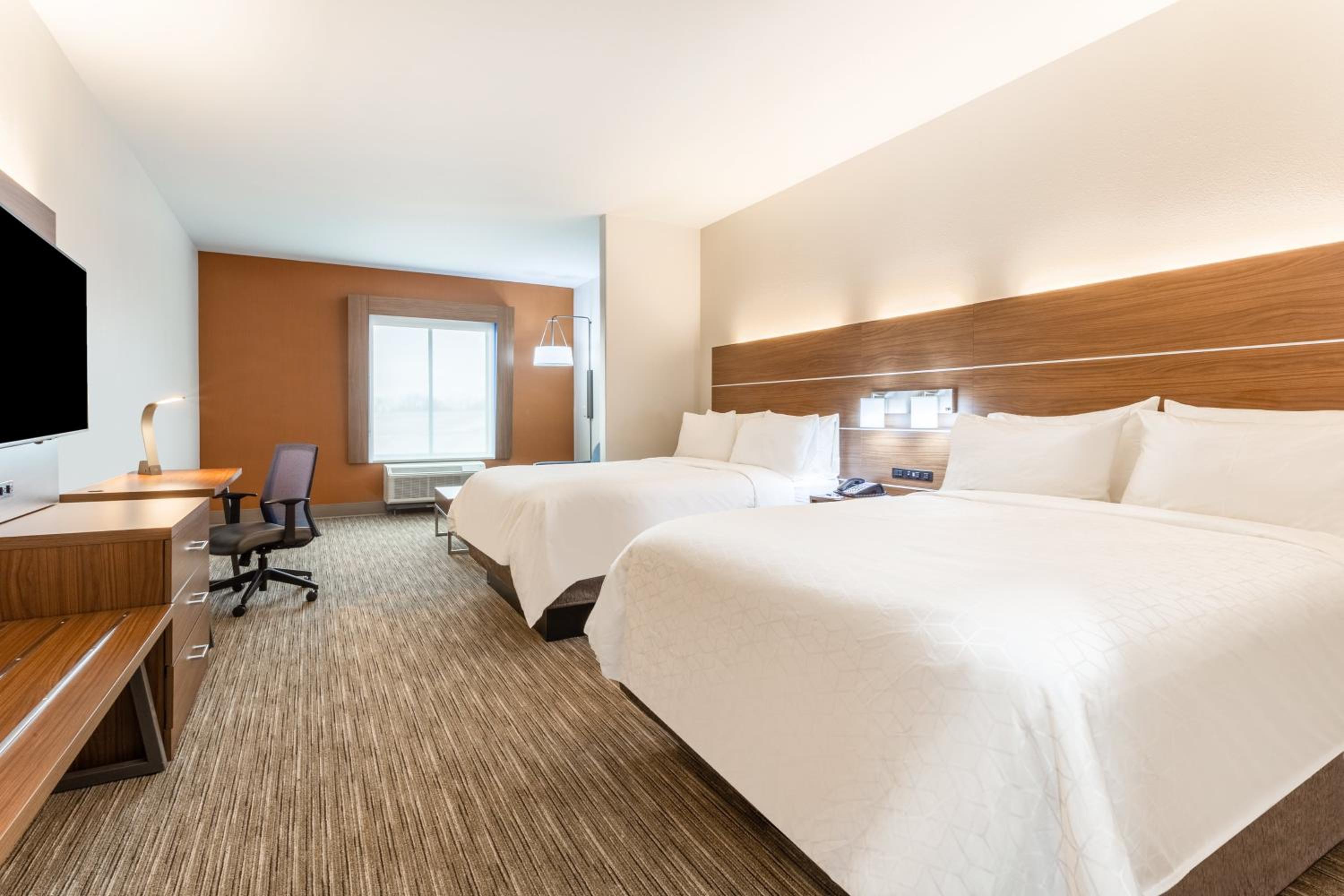 Queen Suite with Two Queen Beds and Additional Living Area - Photo 3
