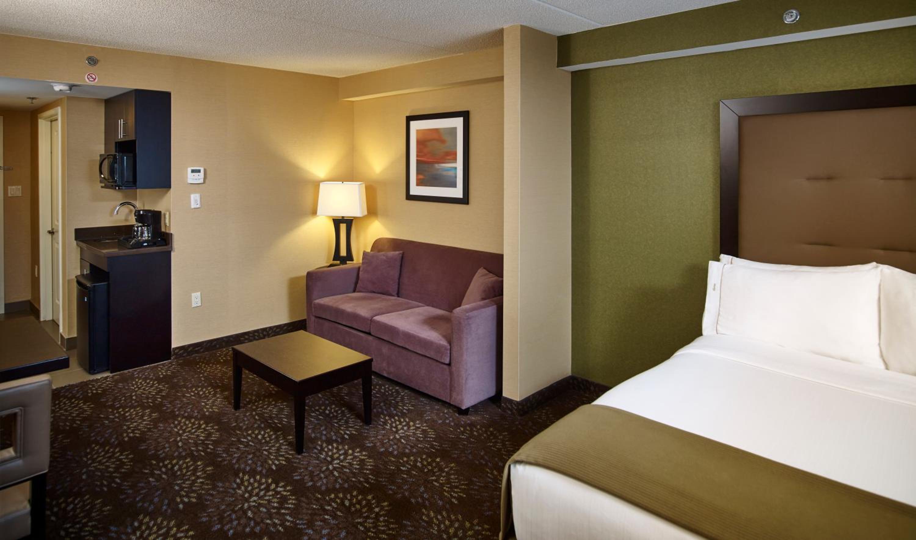 Queen Suite with Two Queen Beds and Sofa Bed photo 3