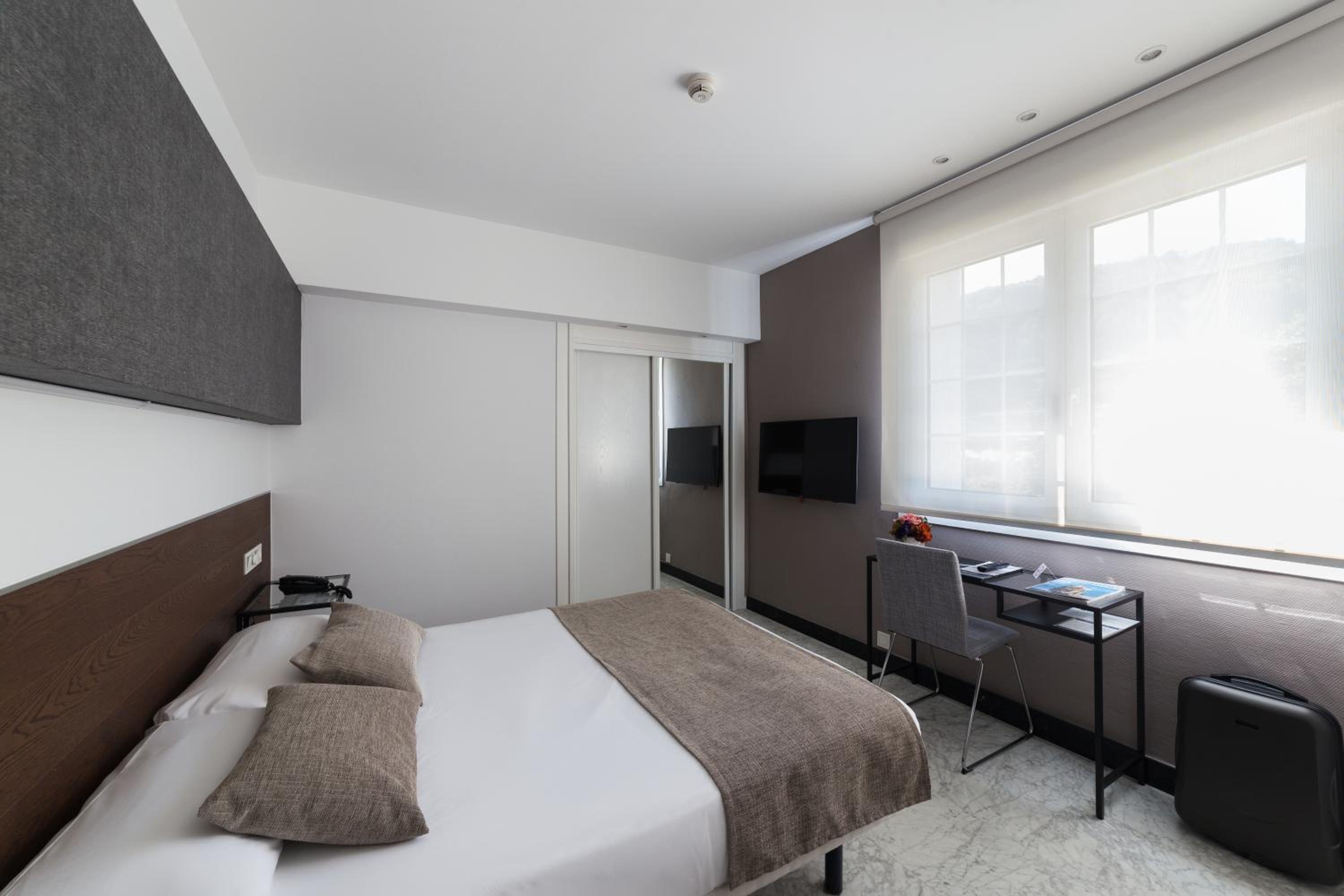 Double Room - Photo 2