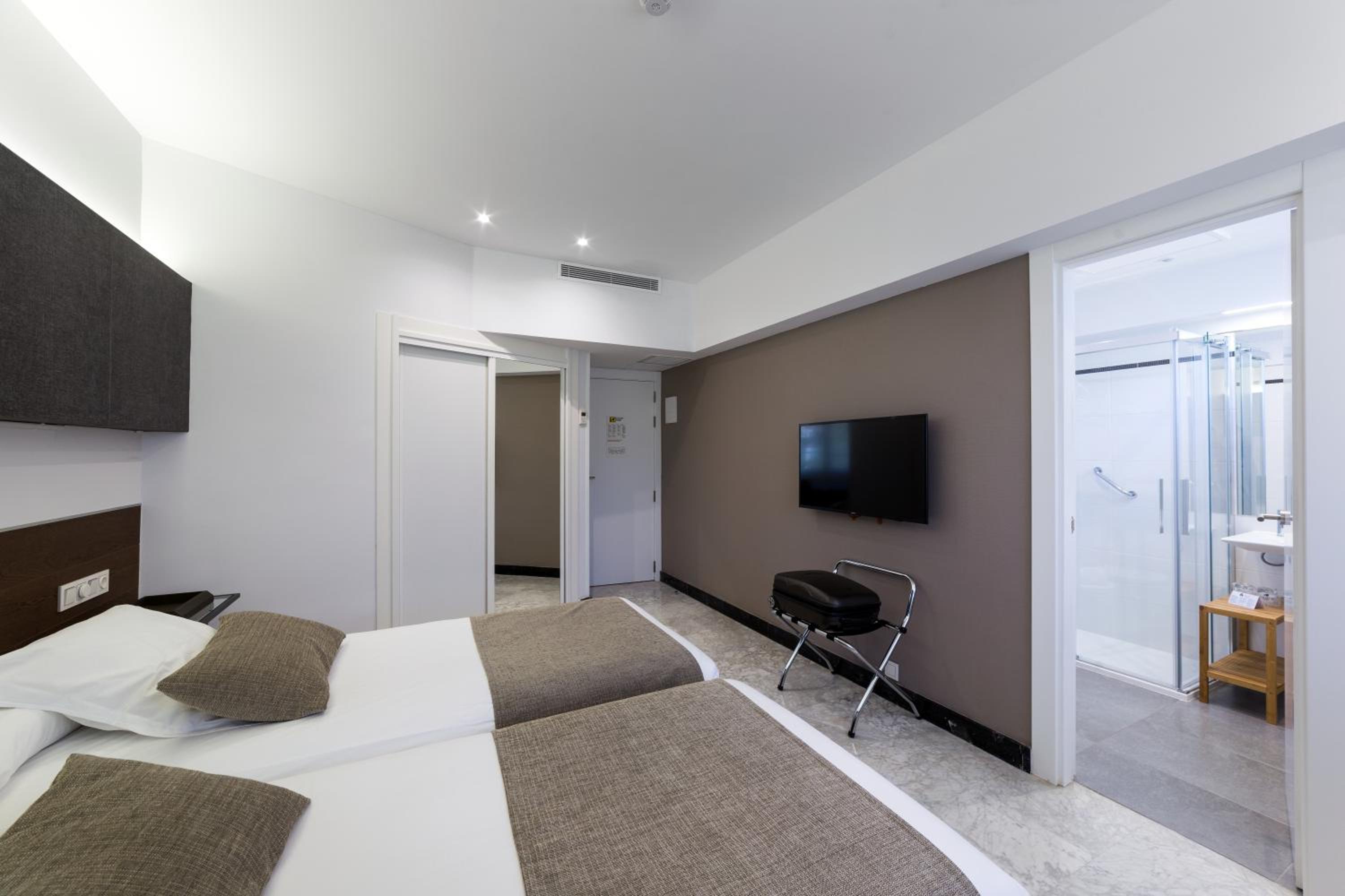 Twin Room - Photo 3