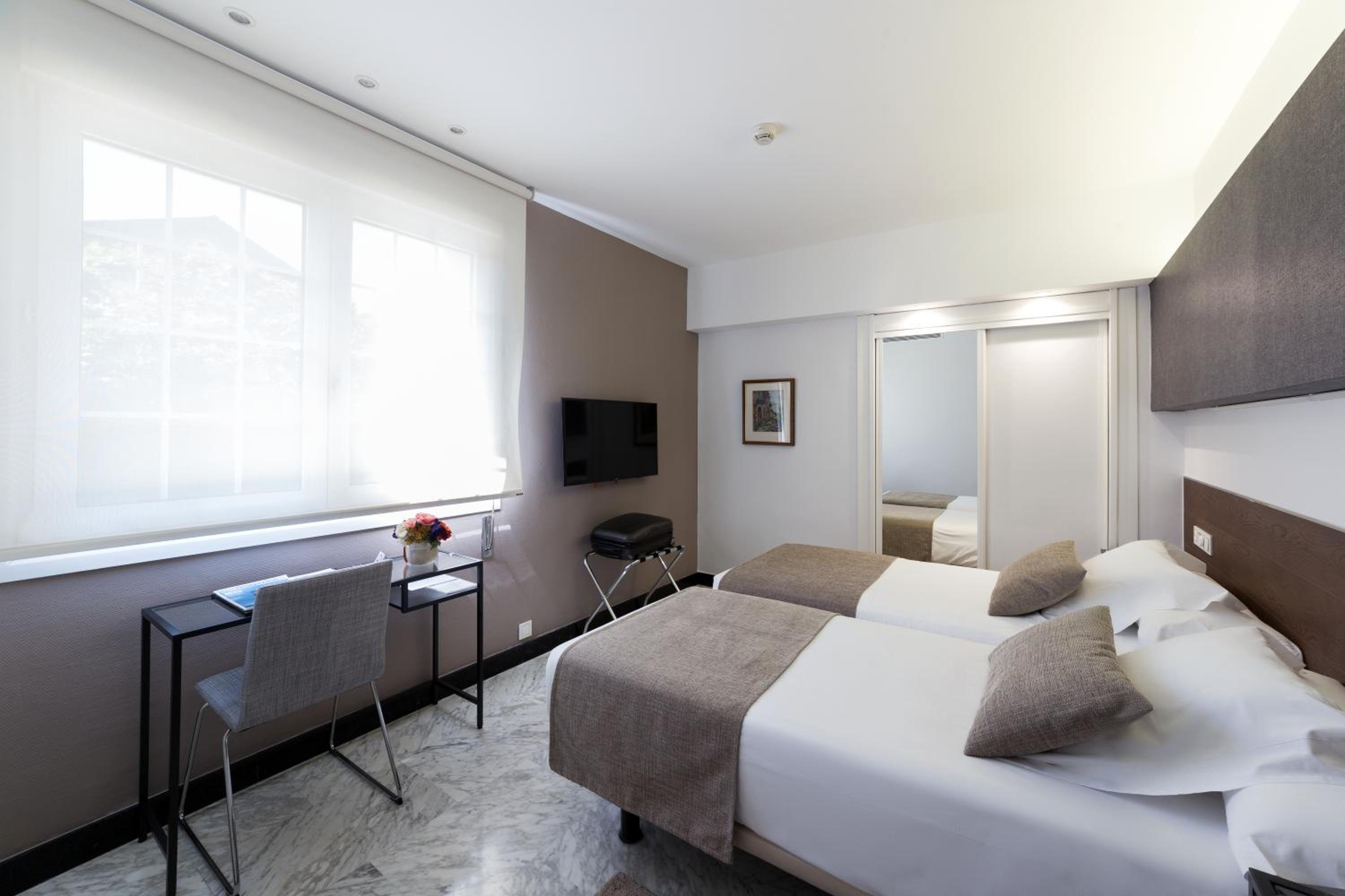 Twin Room - Photo 4