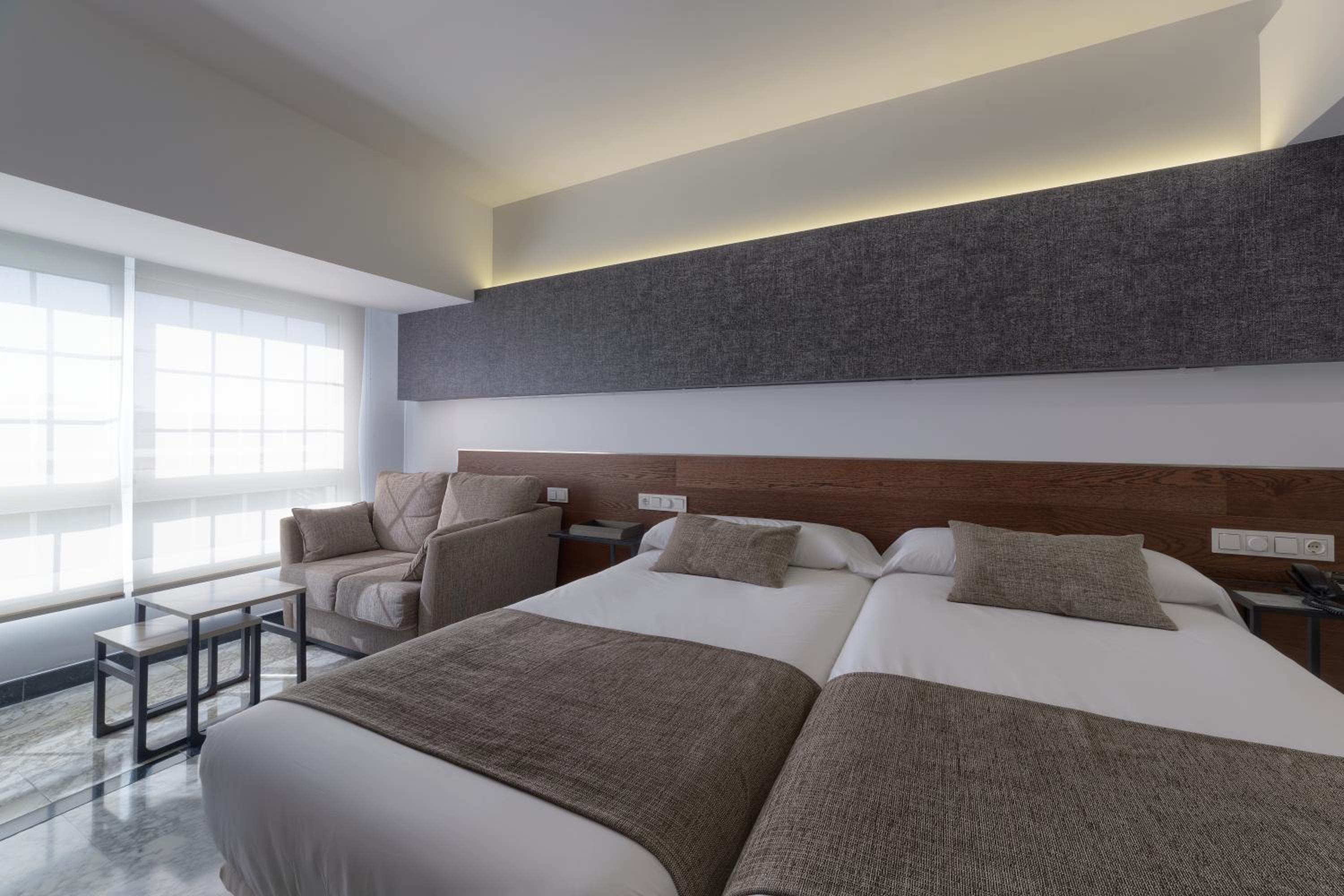 Superior Twin Room with City View - Photo 2