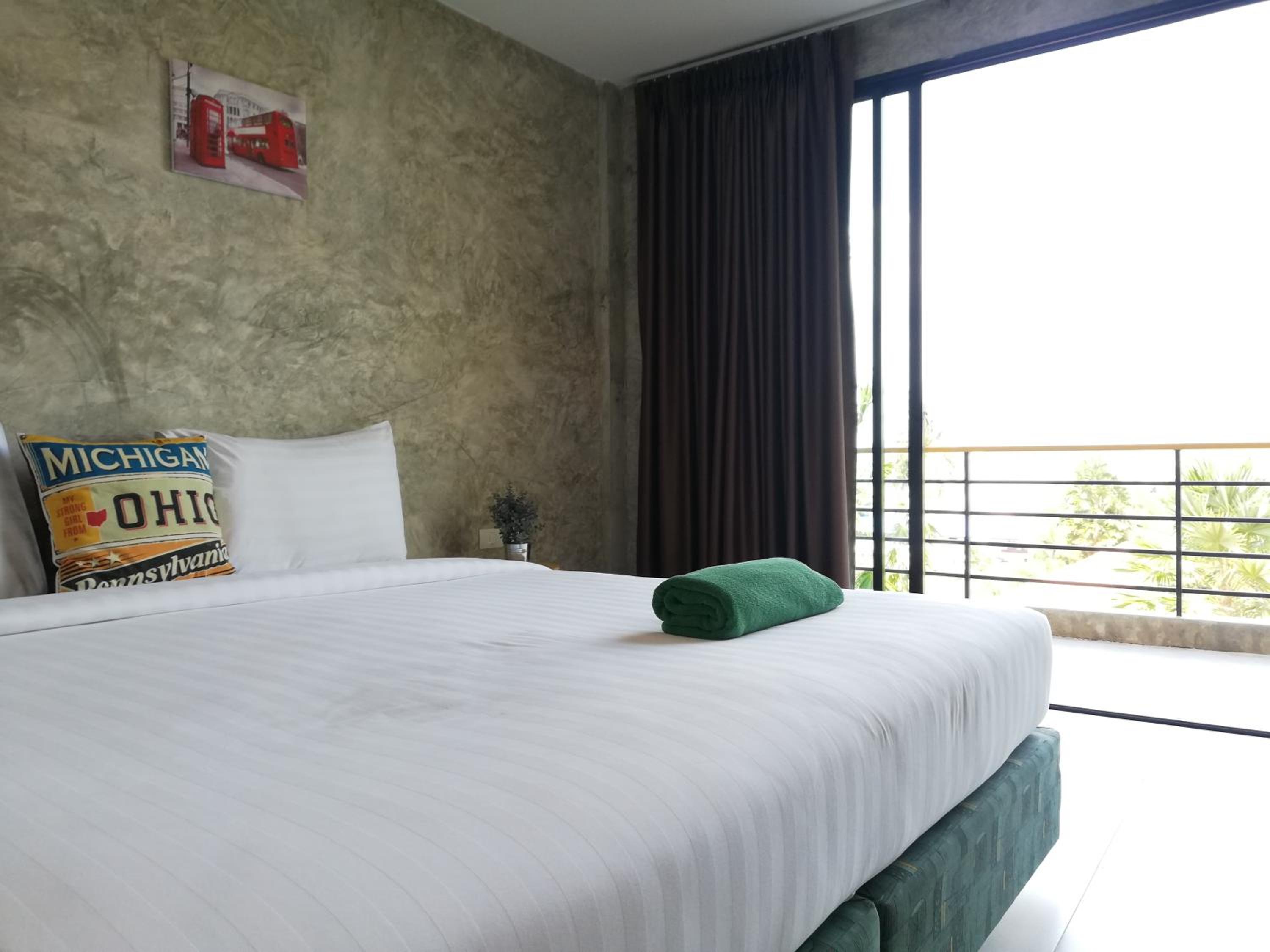 Deluxe King Room - Photo 2