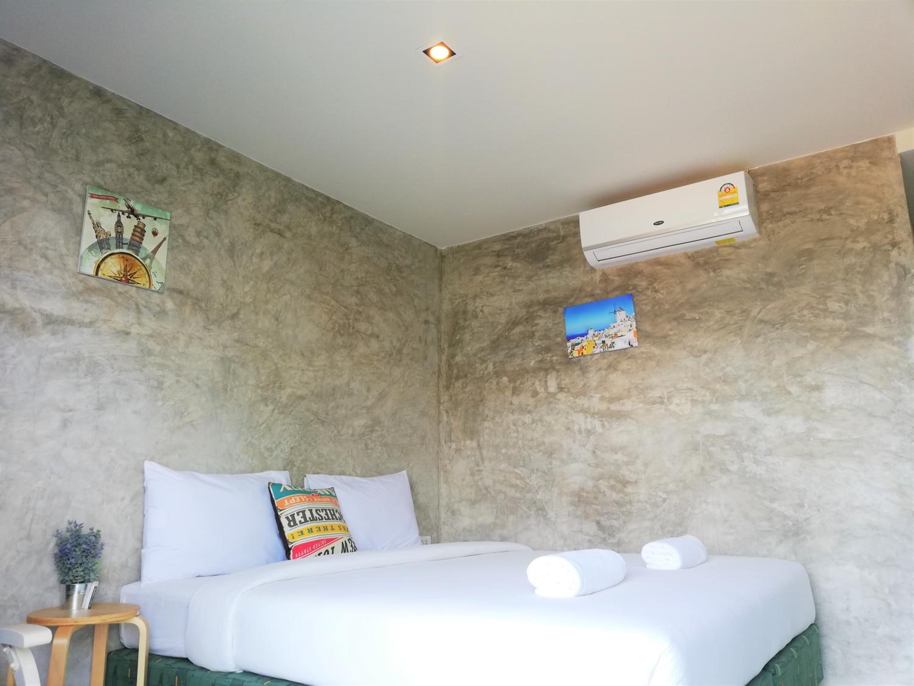 Deluxe King Room - Photo 9