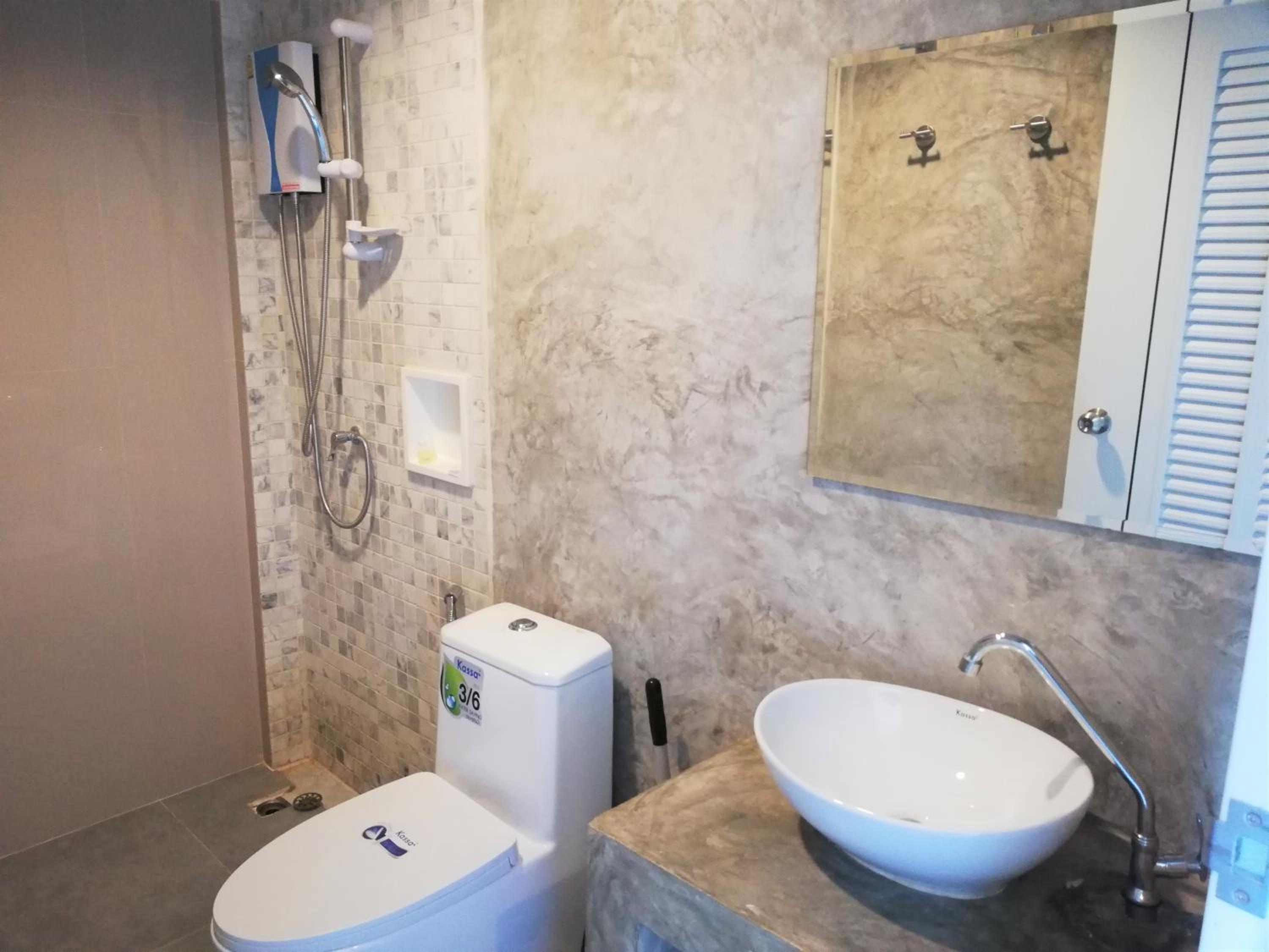 Standard King Room - Photo 5