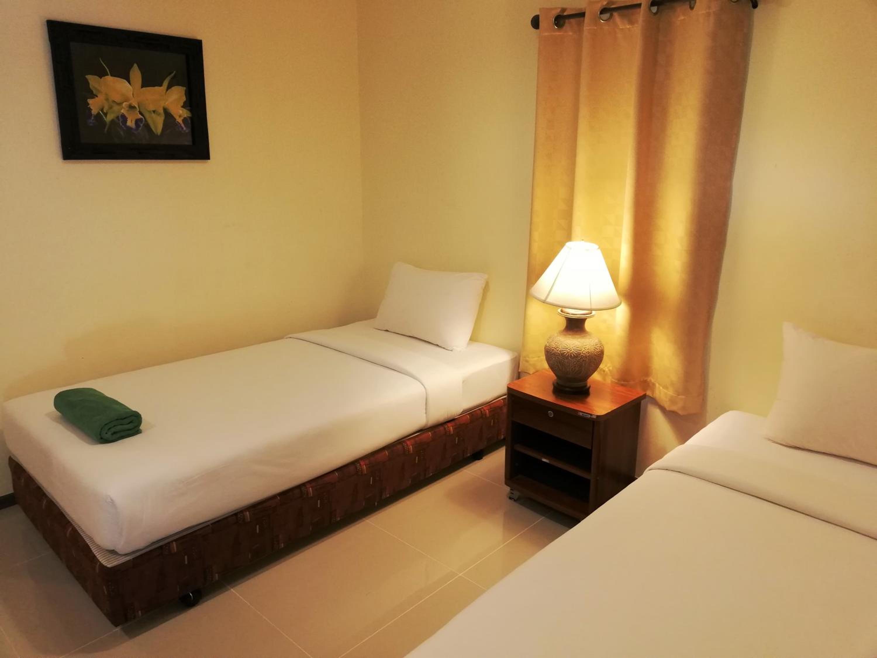 Standard Twin Room - Photo 3