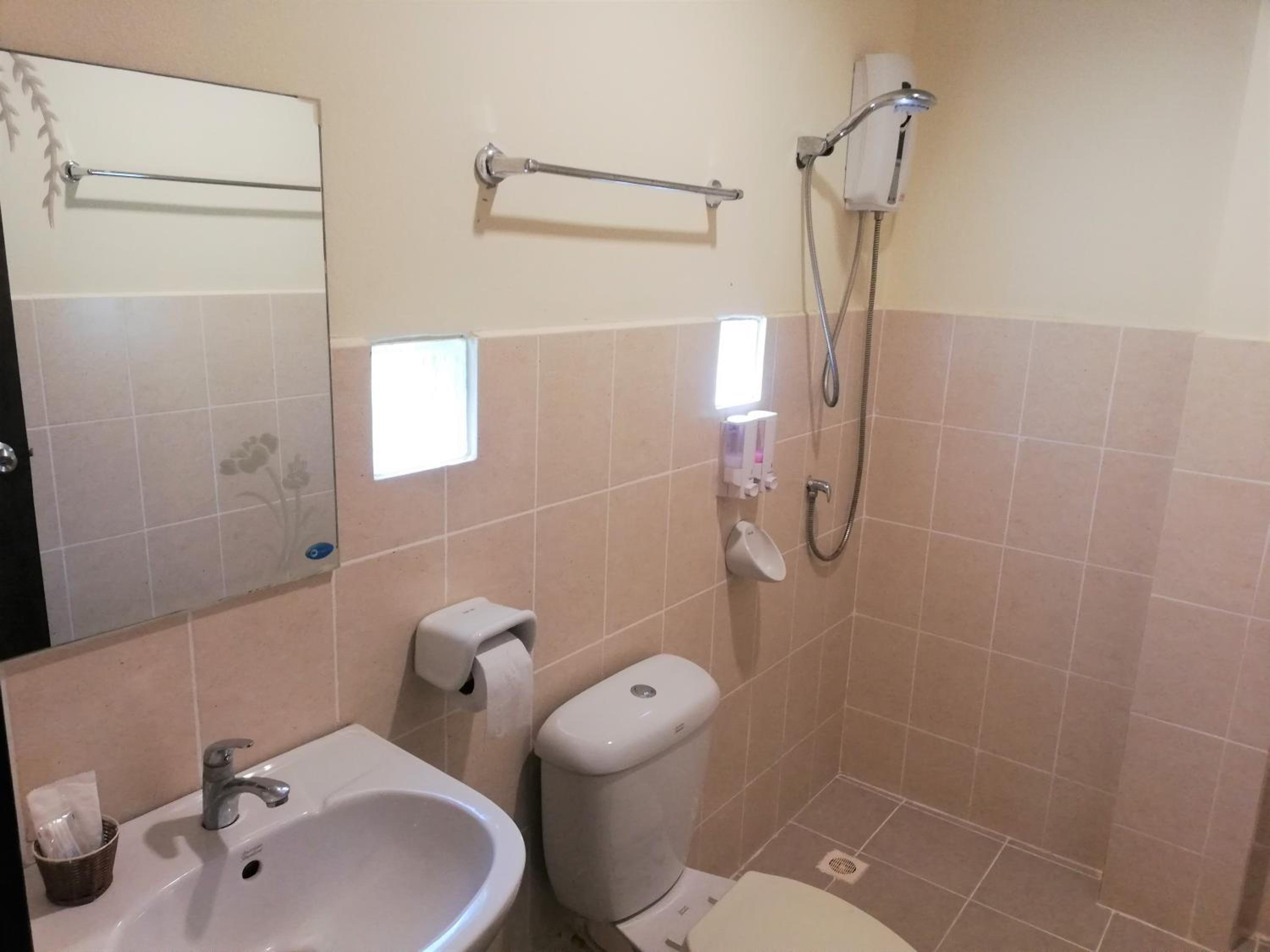 Standard King Room - Photo 6