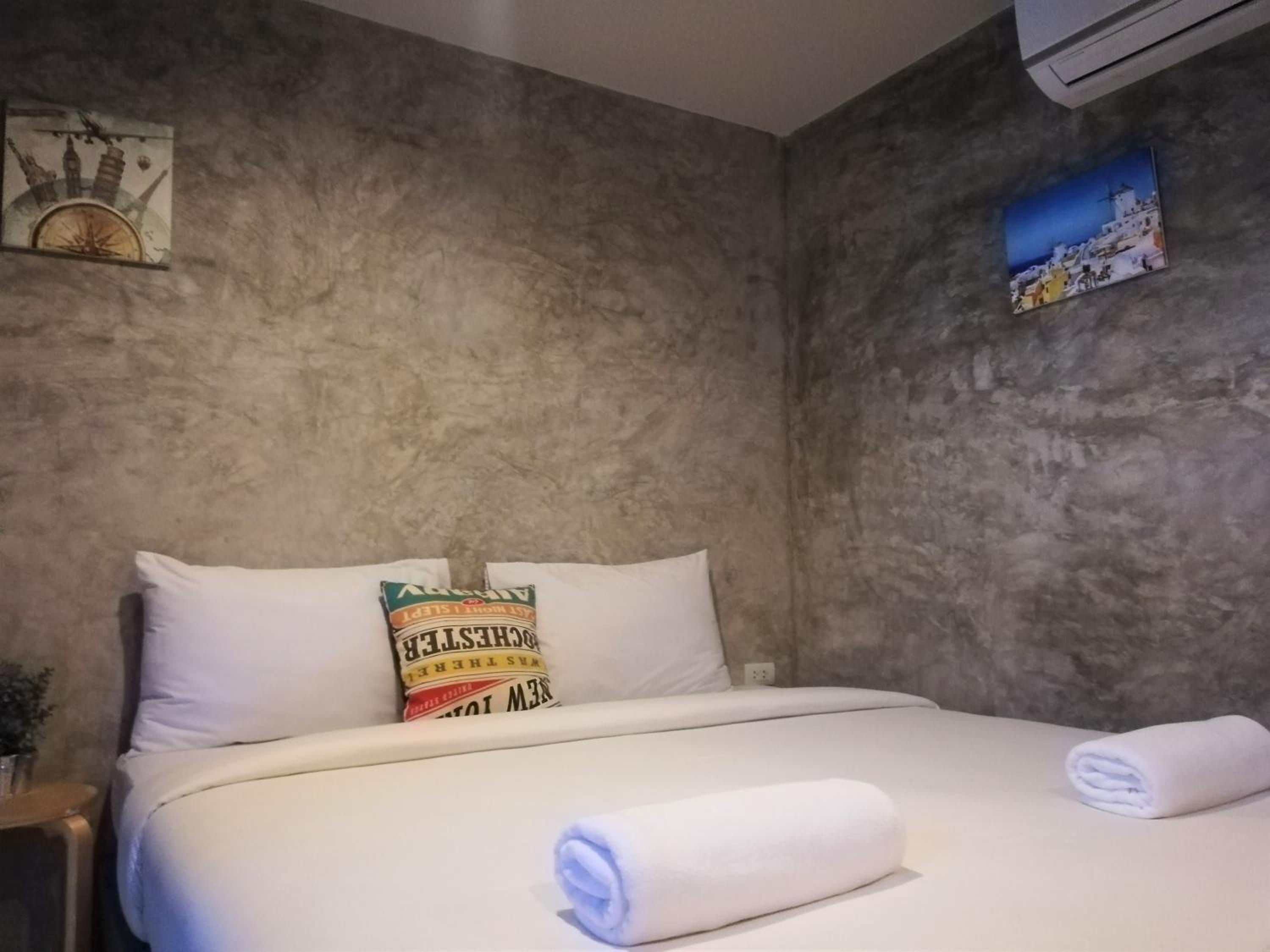 Deluxe King Room - Photo 1