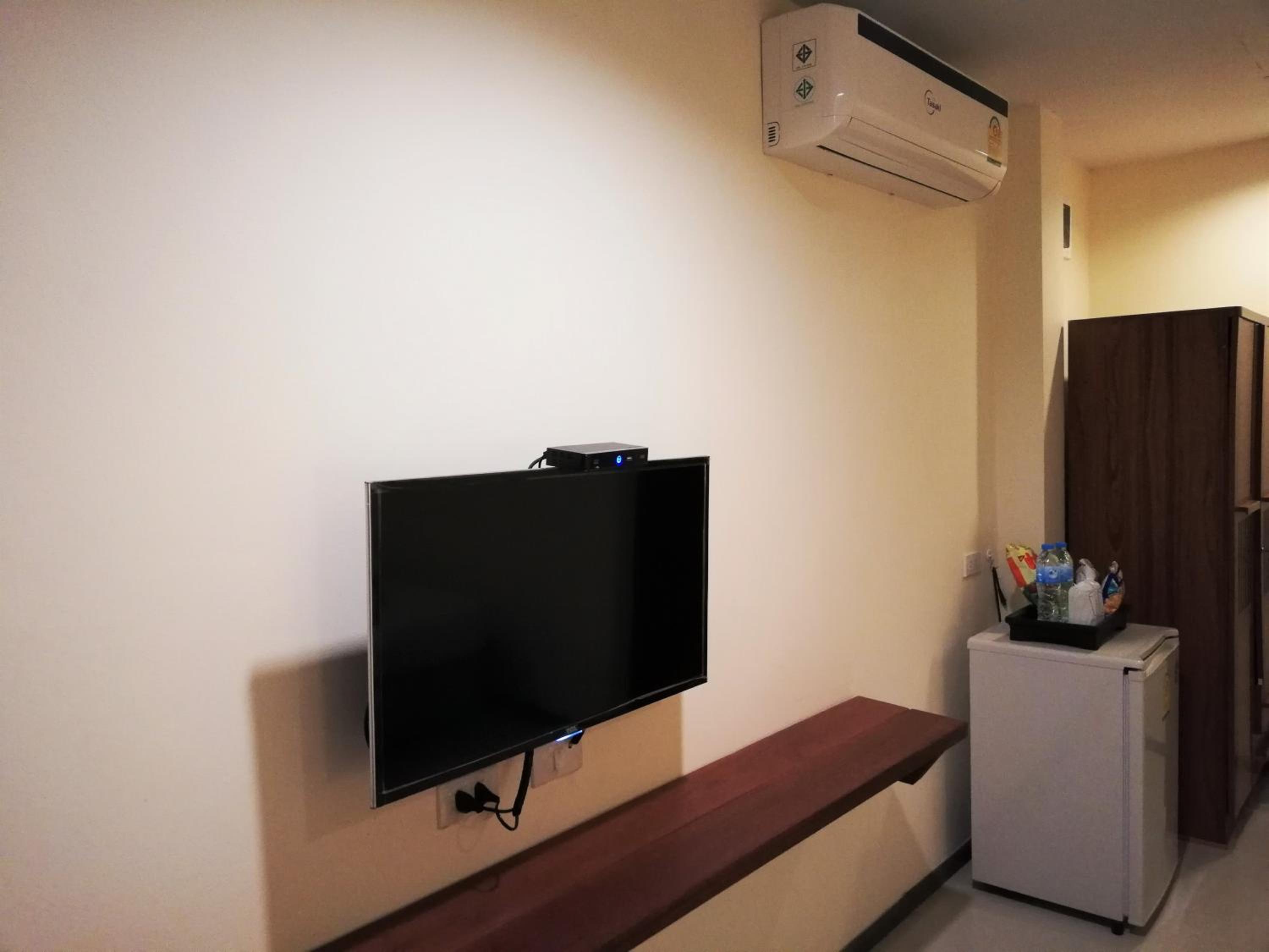 Deluxe King Room - Photo 10
