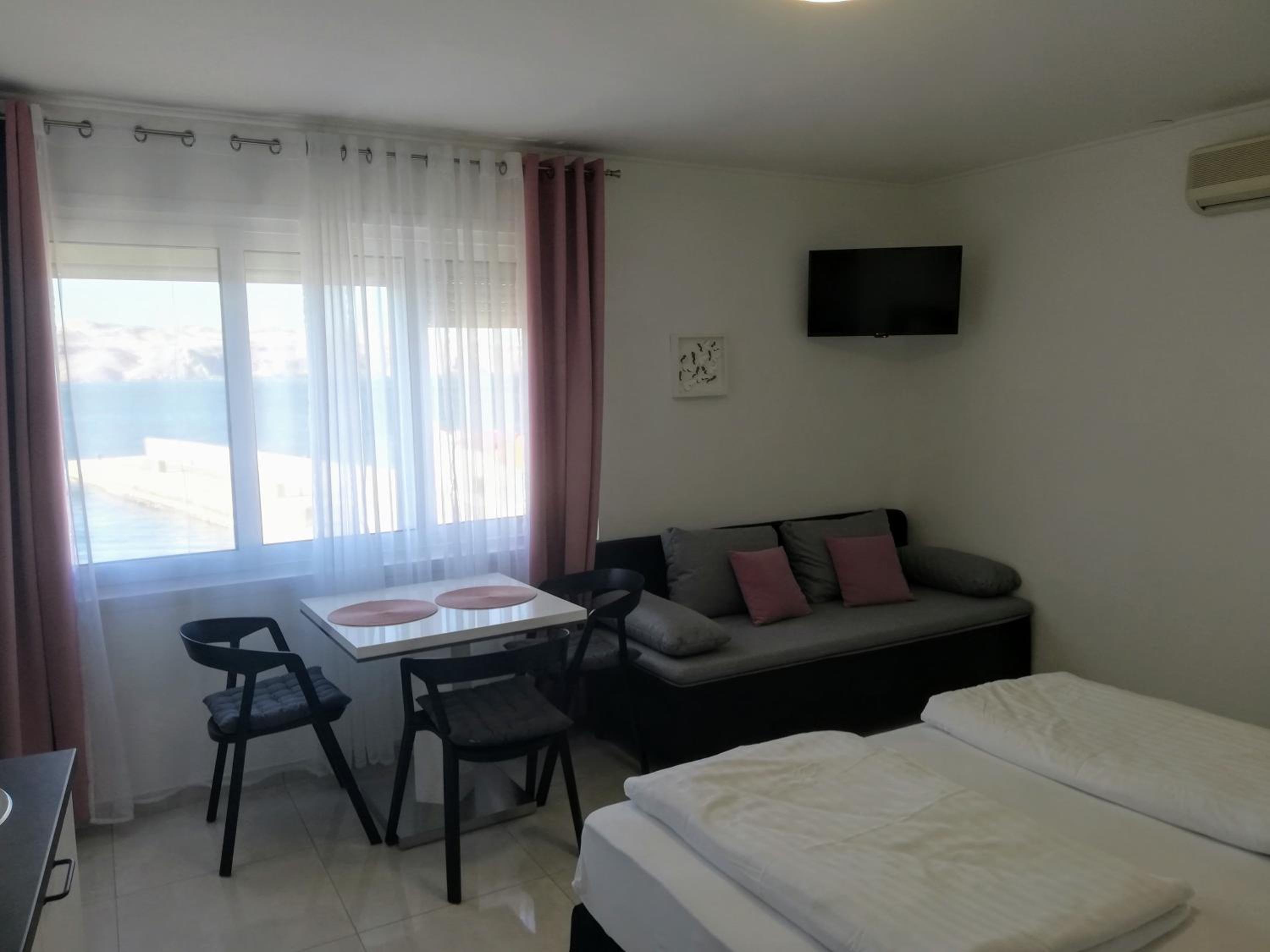 Apartment with Sea View - Photo 6