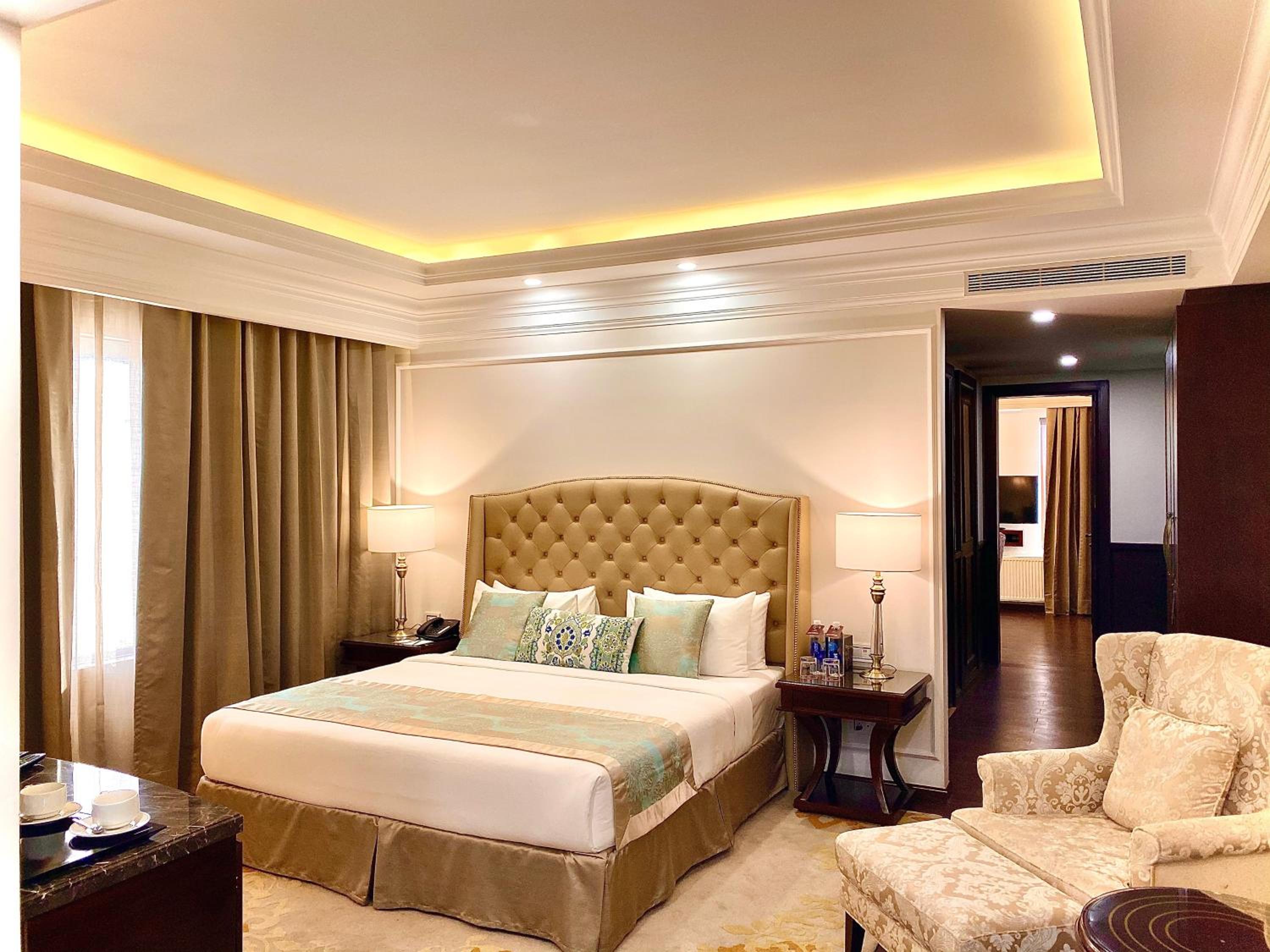 Deluxe Suite with Spa Bath - Photo 2