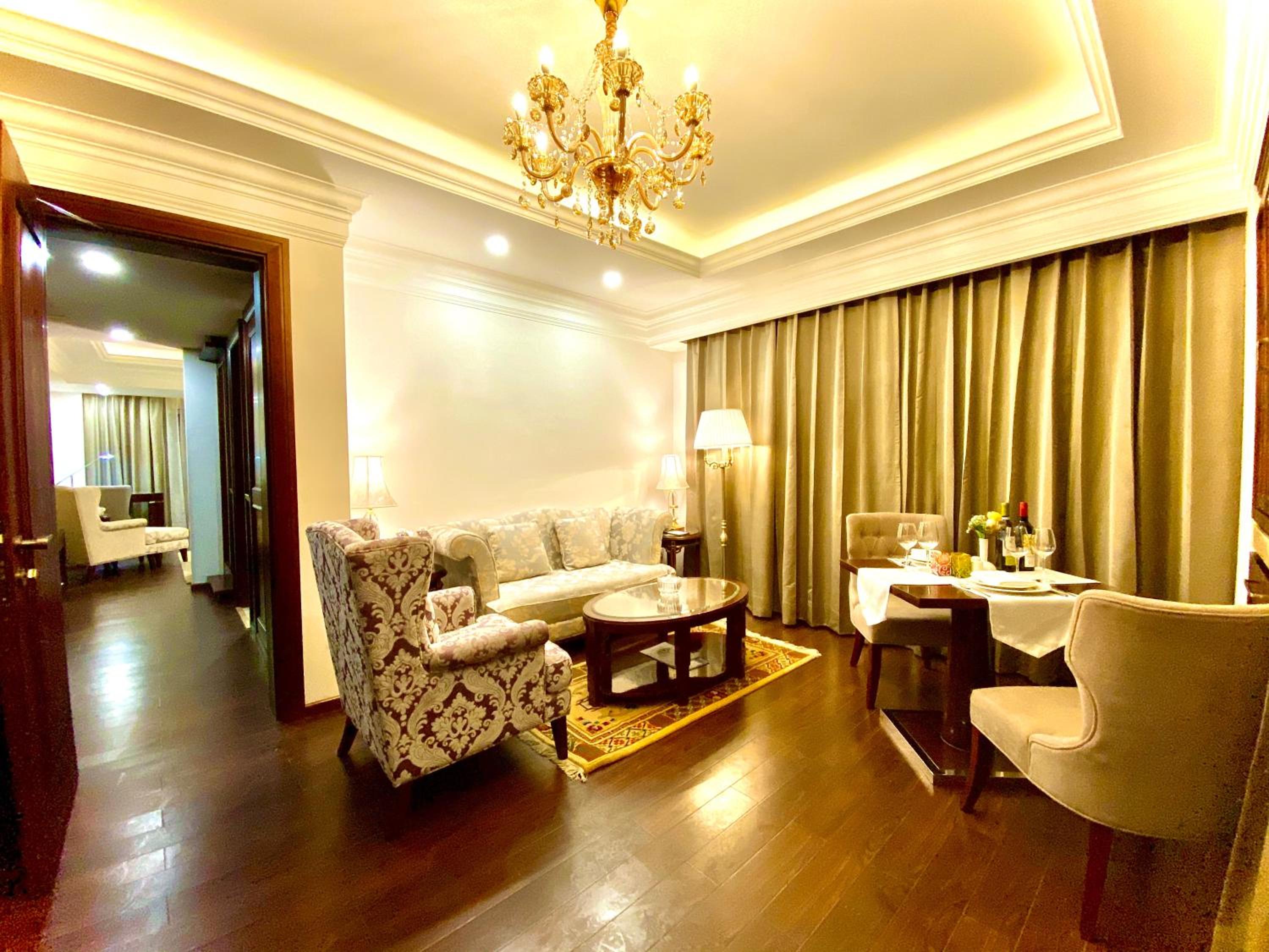Deluxe Suite with Spa Bath - Photo 3
