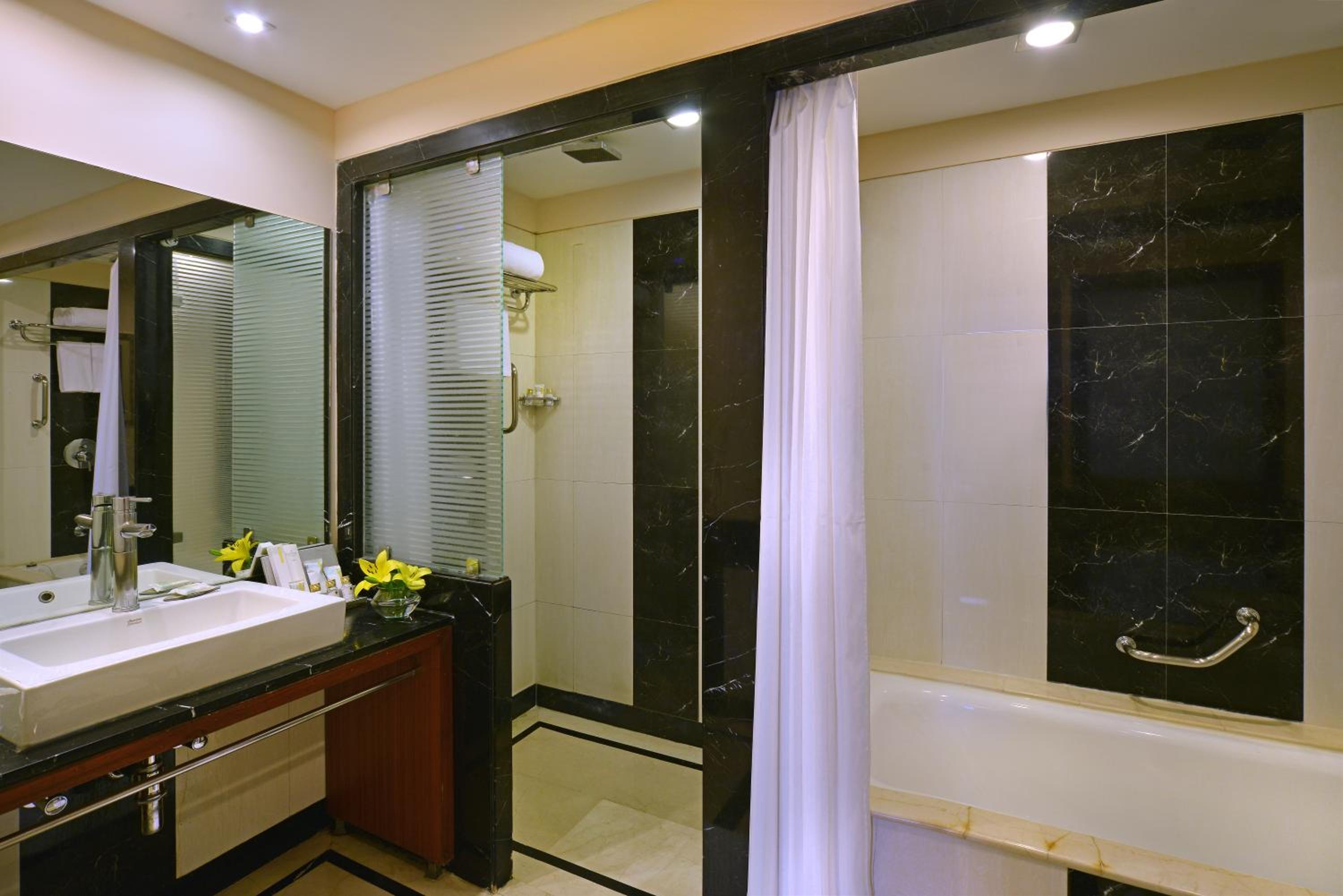 King Suite with Separate Living Area and Bath Tub - Non-Smoking - Photo 2