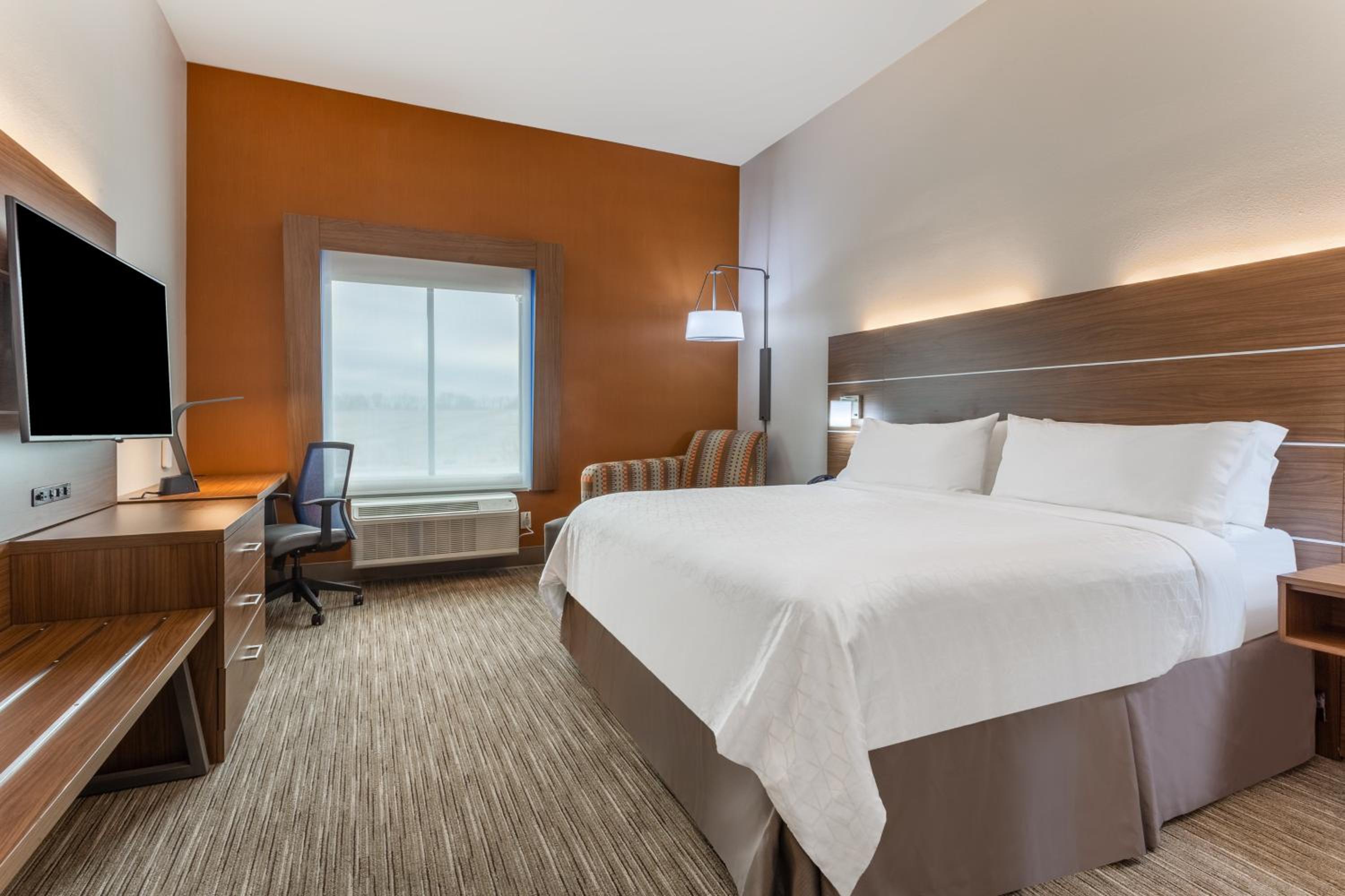 Standard King Room with Roll-In Shower - Communications Access - Photo 3