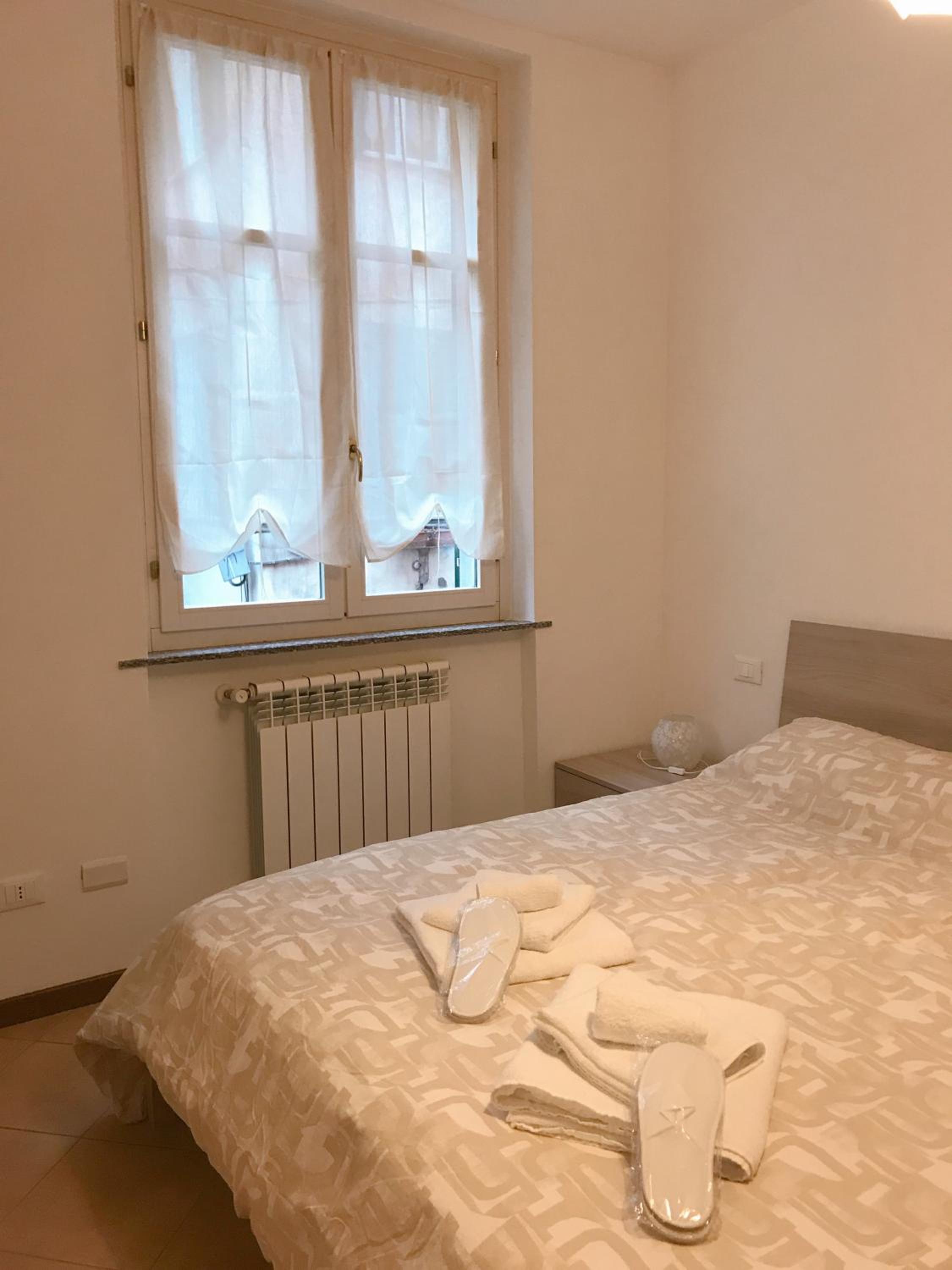 Deluxe Double Room with Shower - Photo 12