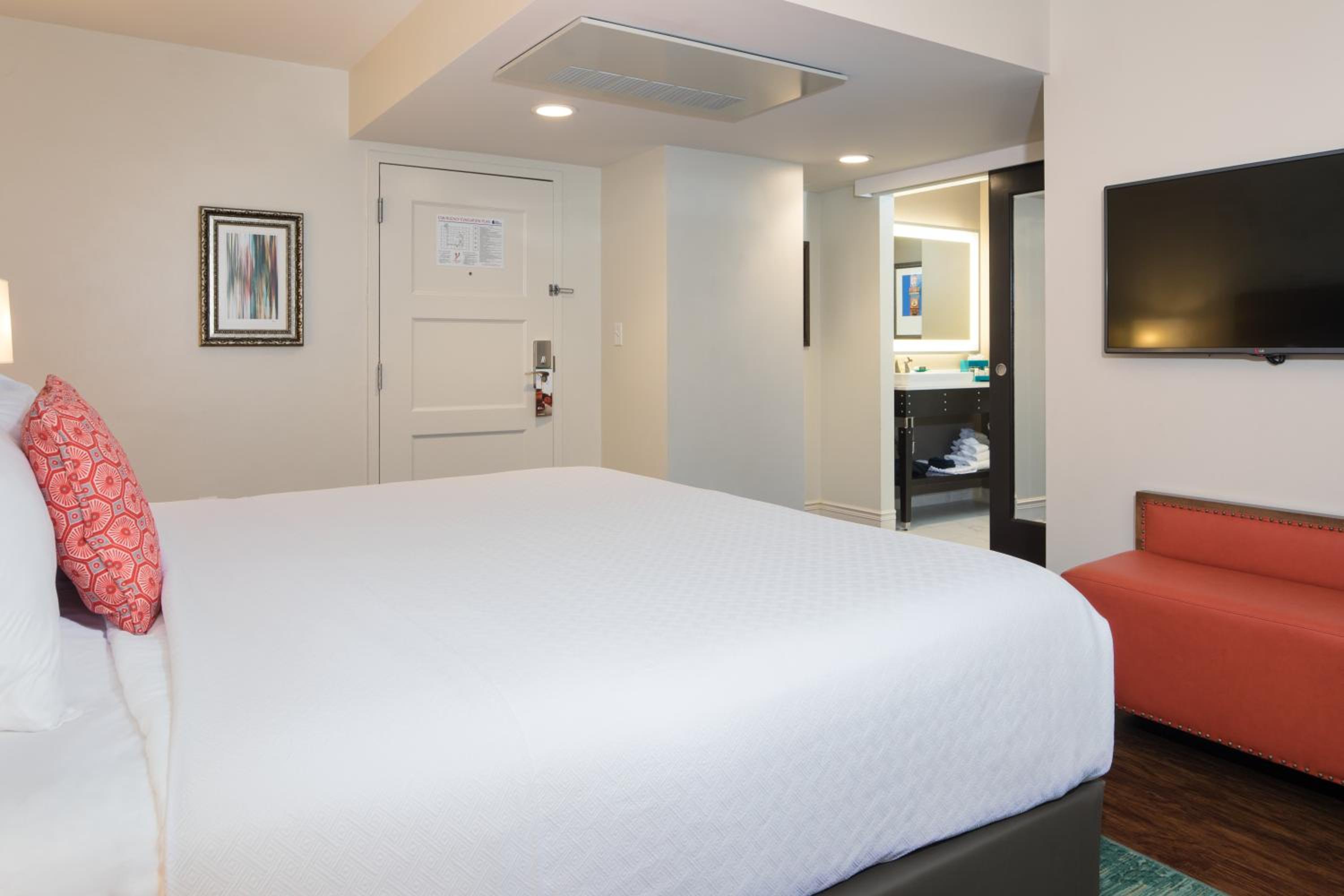 Standard King Room - Photo 8