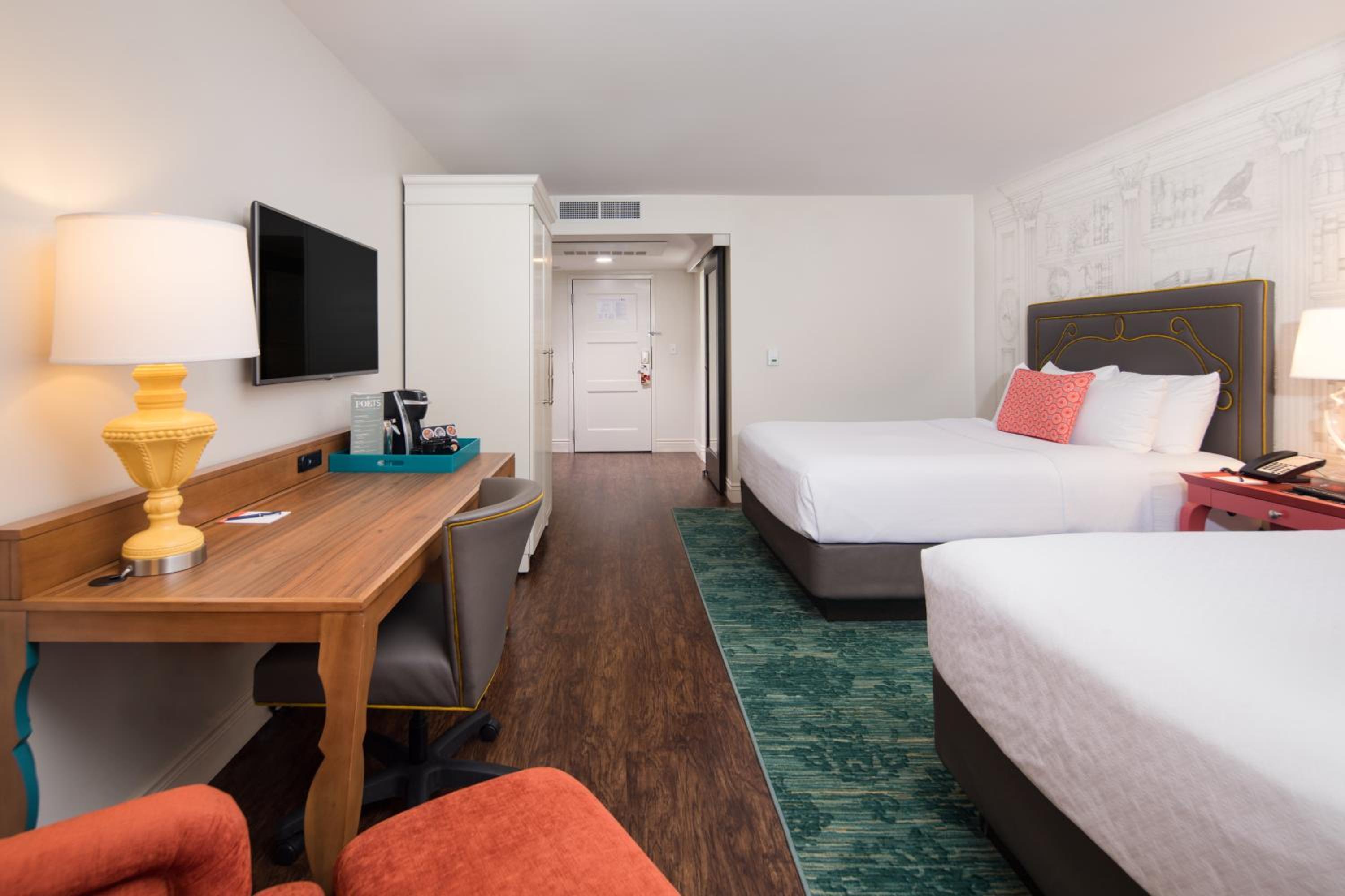 Deluxe Queen Room with Two Queen Beds - Disability Access Tran Shower - Photo 5
