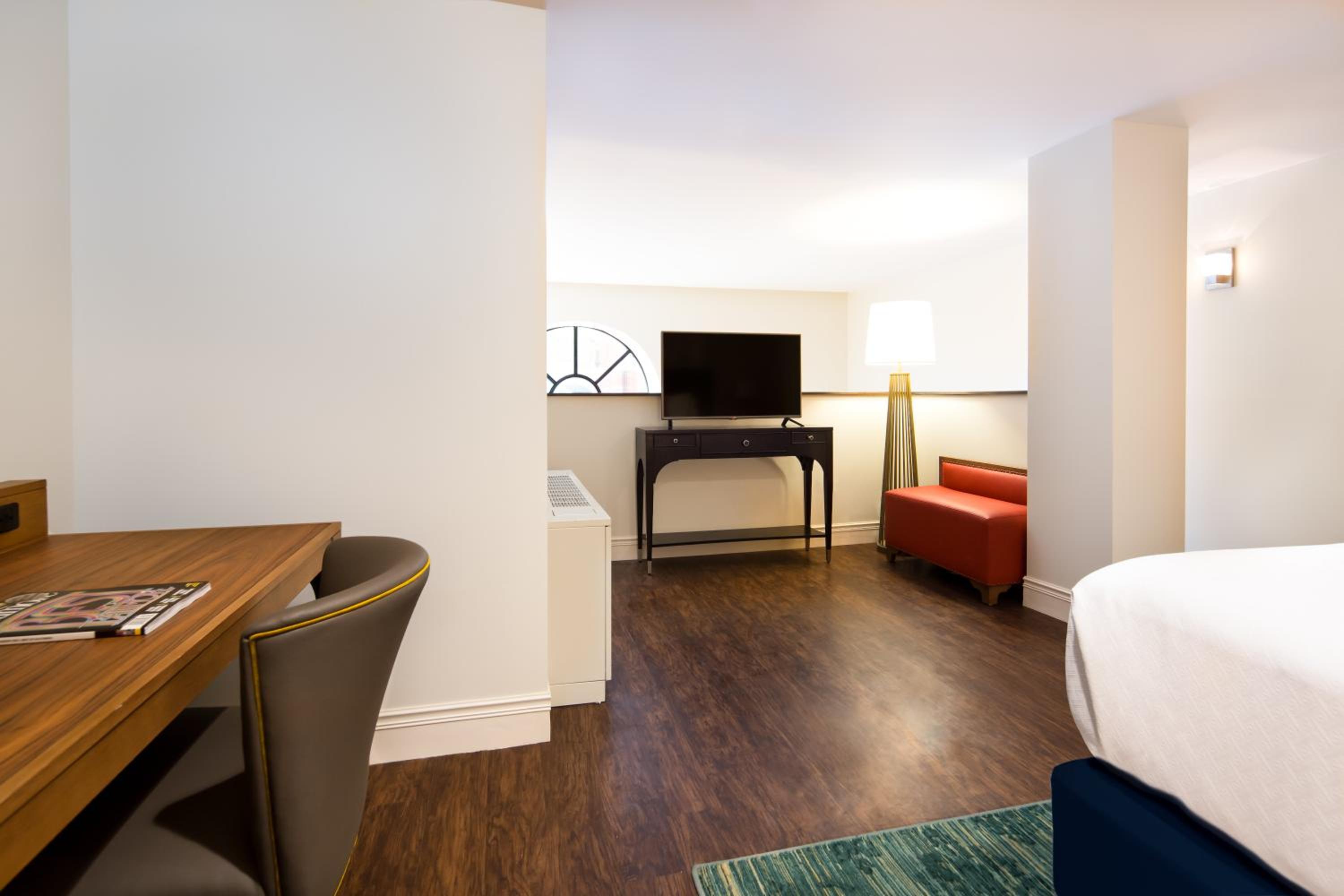 One-Bedroom Suite - Photo 2