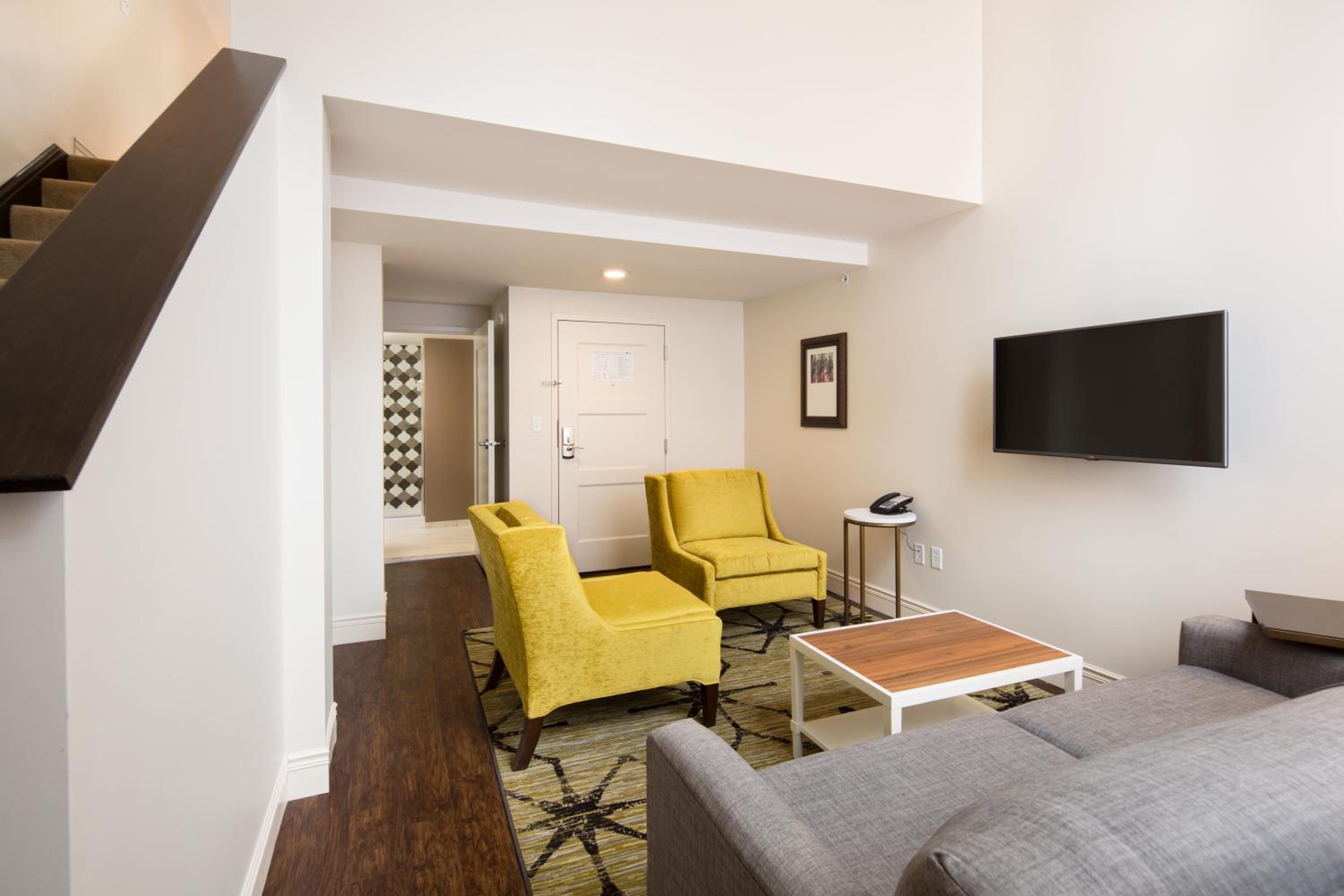 One-Bedroom Suite - Photo 3
