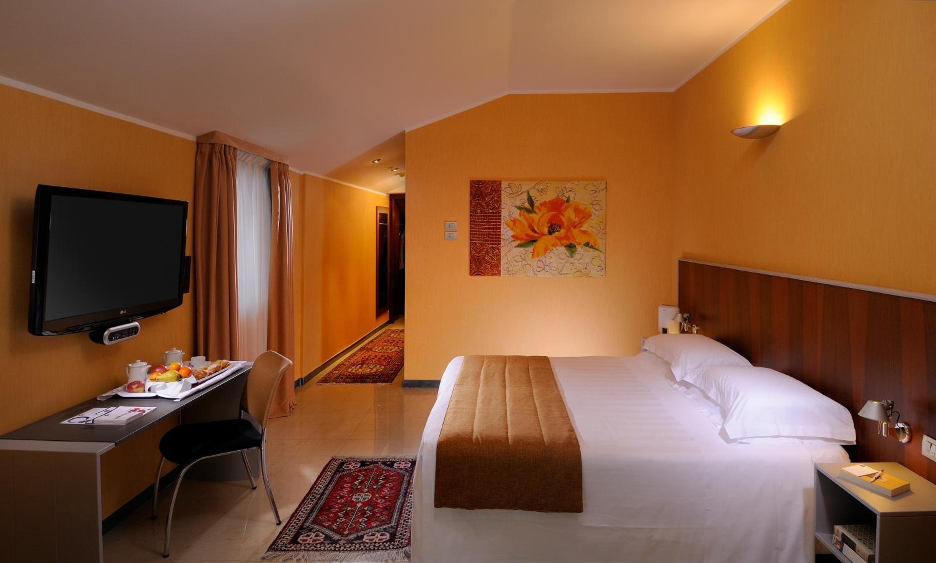 King Junior Suite with City View - Photo 3