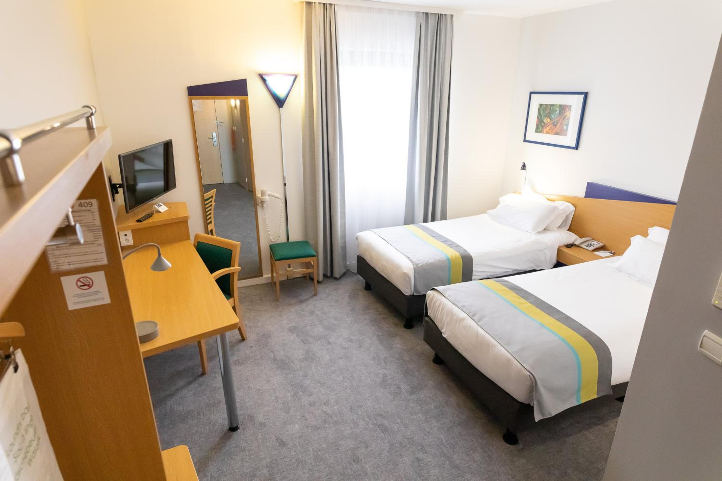 Standard Twin Room with Two Single Beds - Mid Floor - Photo 1