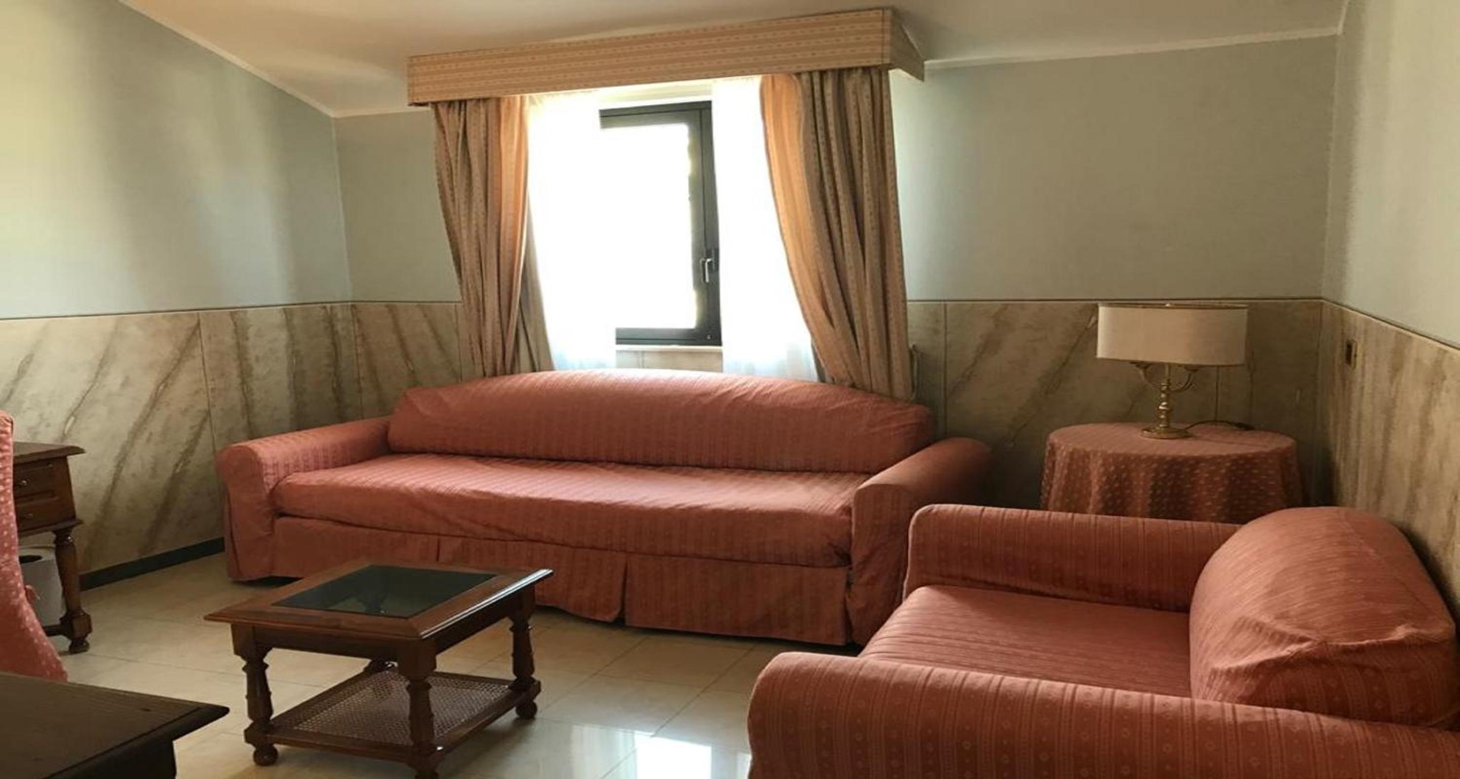 King Junior Suite with Balcony - Photo 4