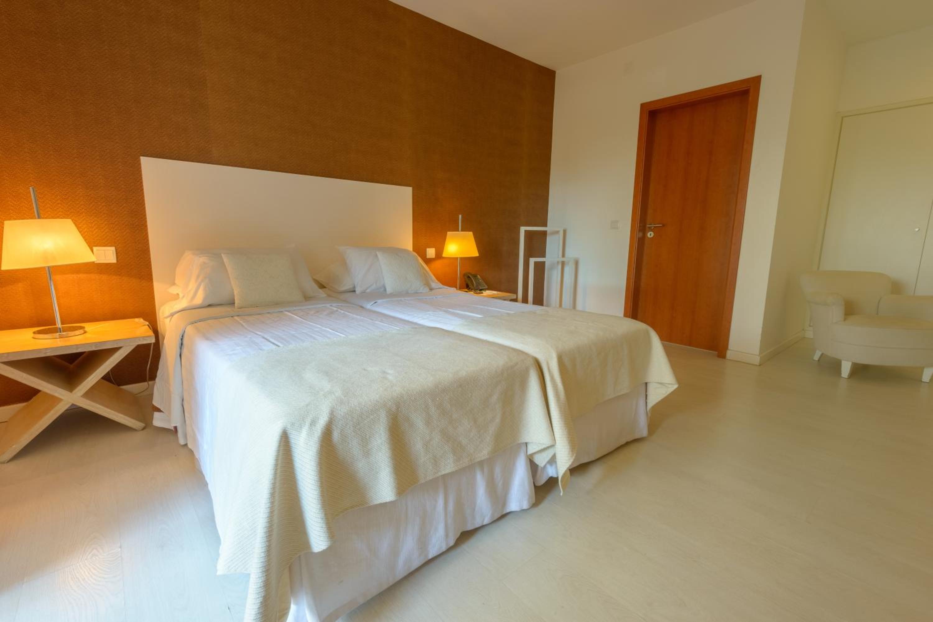 Standard Twin Room - Photo 2