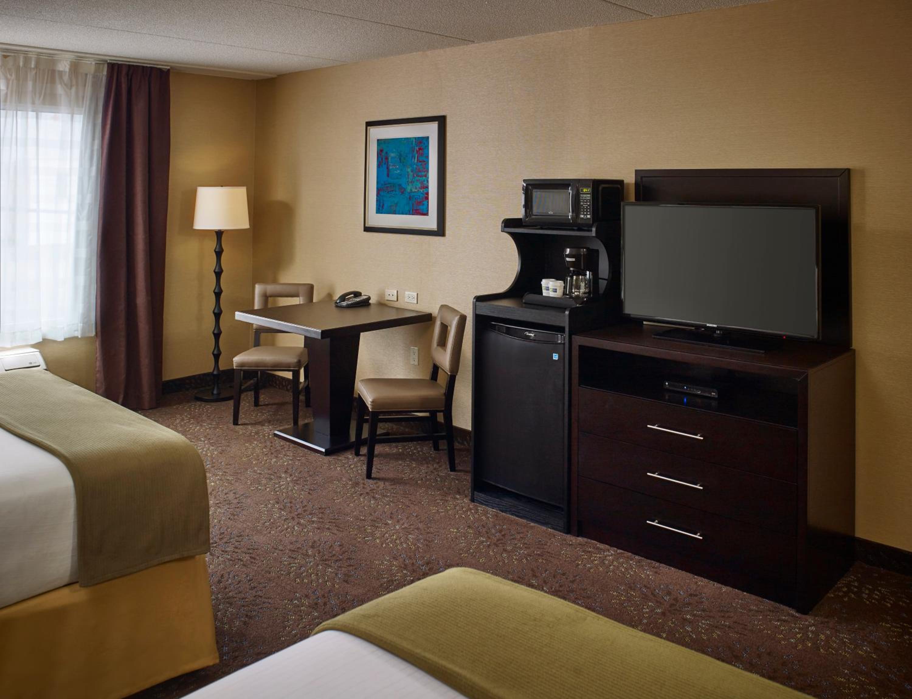 Standard Queen Room with Two Queen Beds and Mobility Accessible Tub photo 3