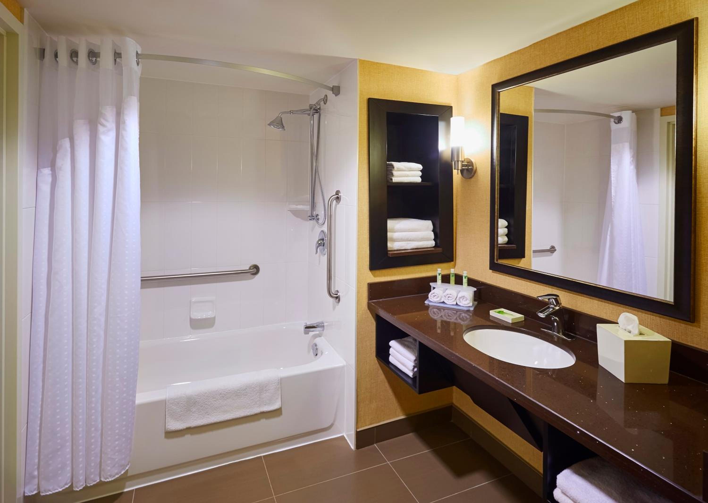 Standard Queen Room with Two Queen Beds and Mobility Accessible Tub photo 1