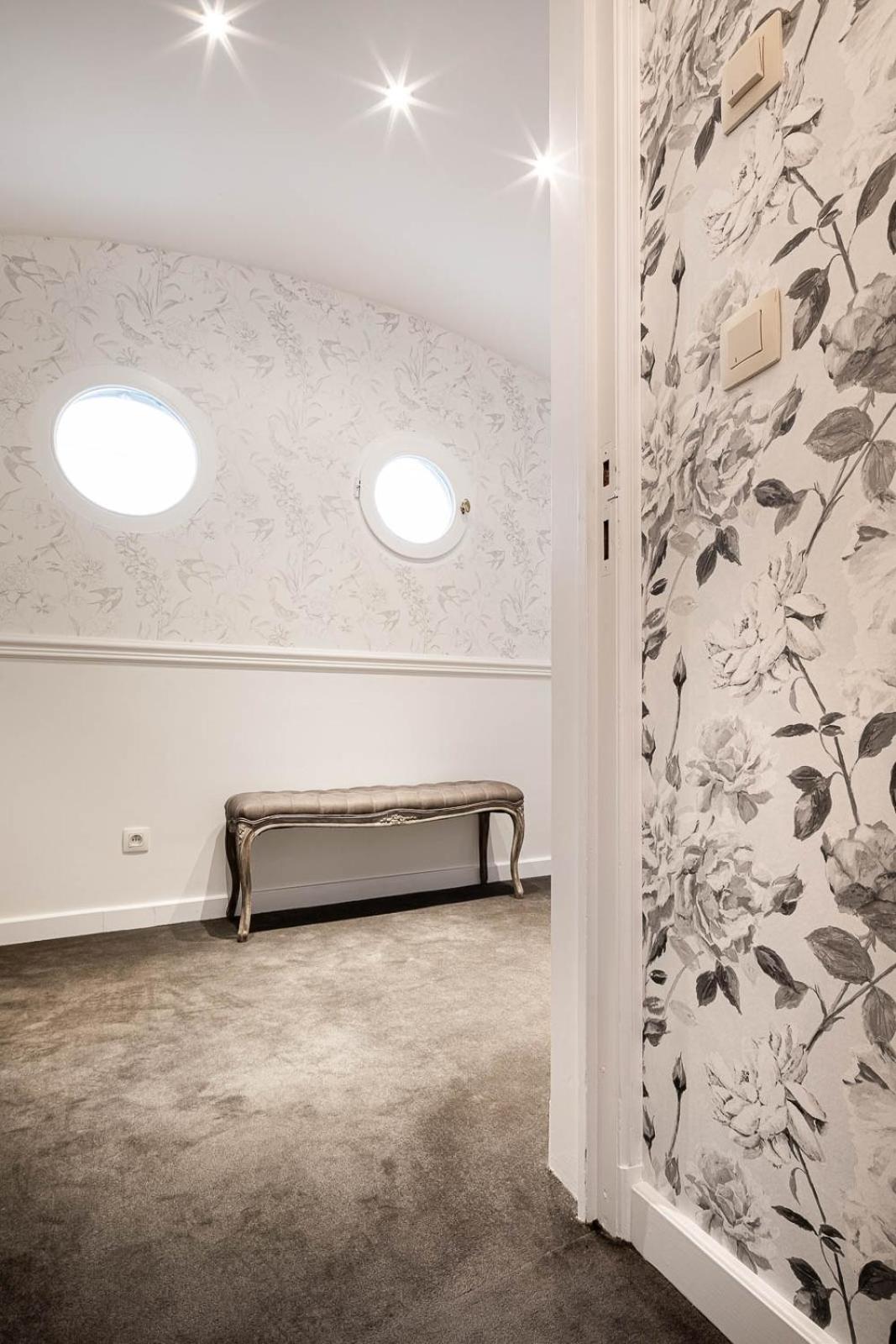 Charming Room with Balcony thumbnail 6