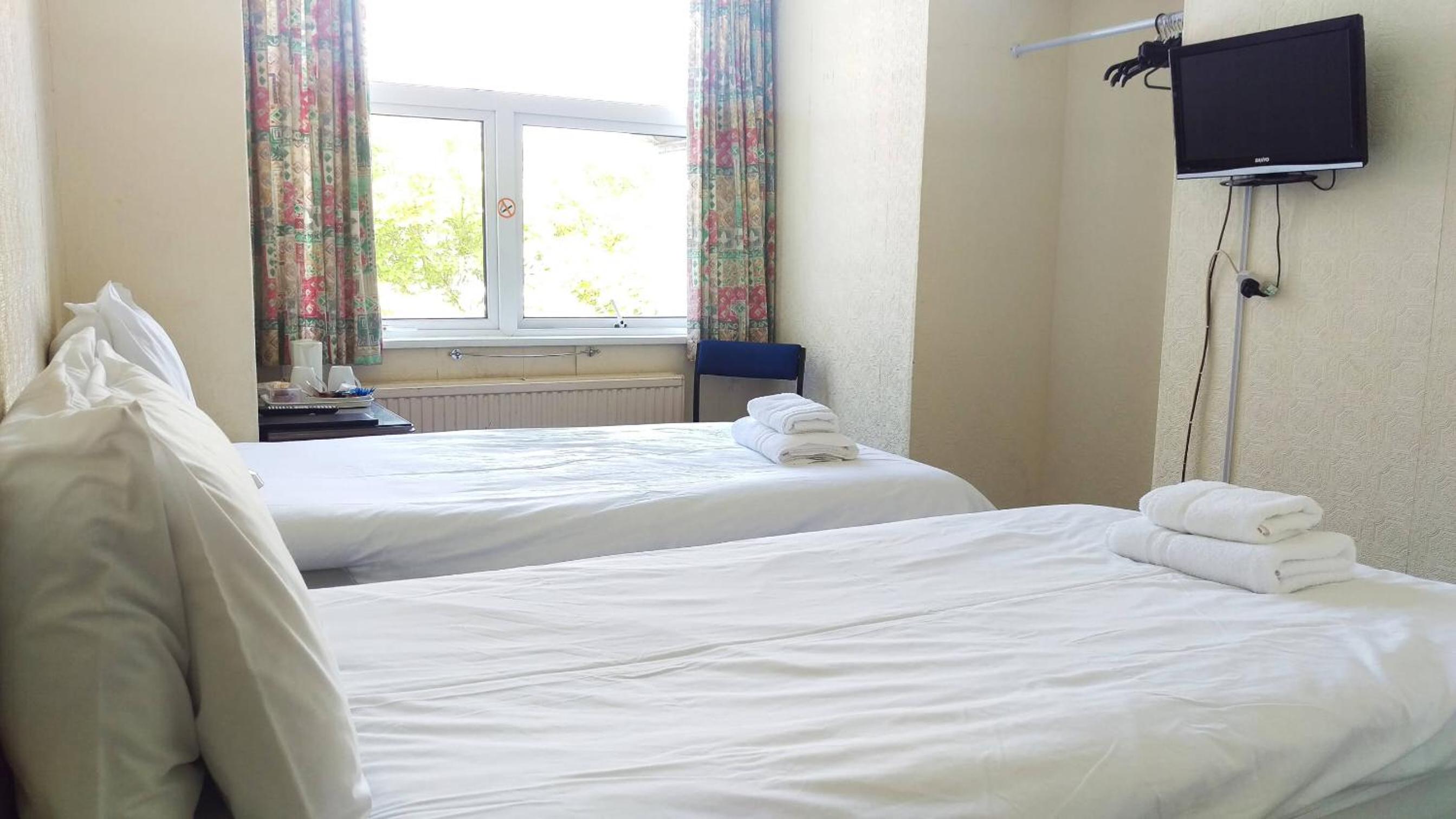 Twin Room - Photo 2