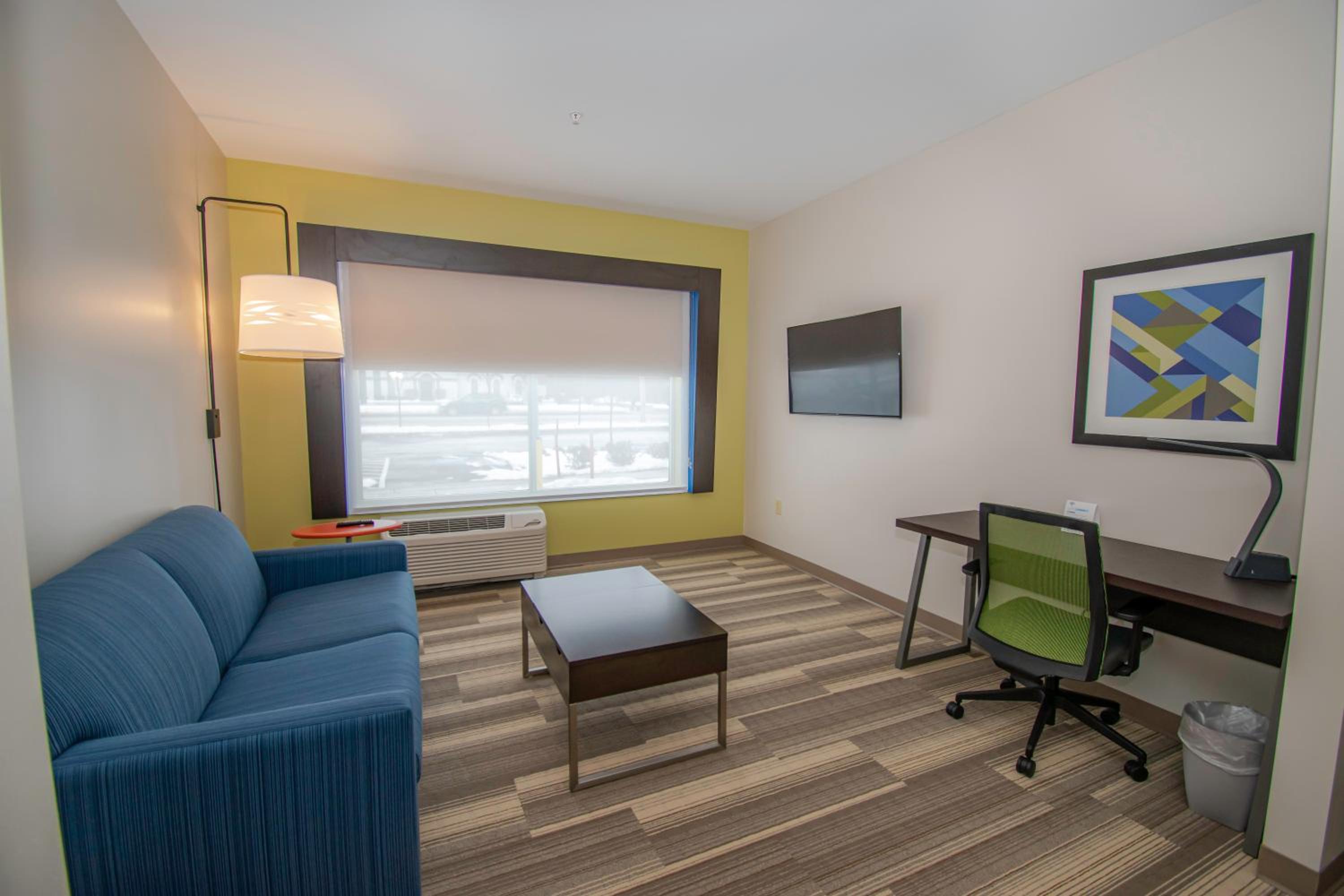 King Suite with Tub and Sofa Bed - Mobility Accessible
