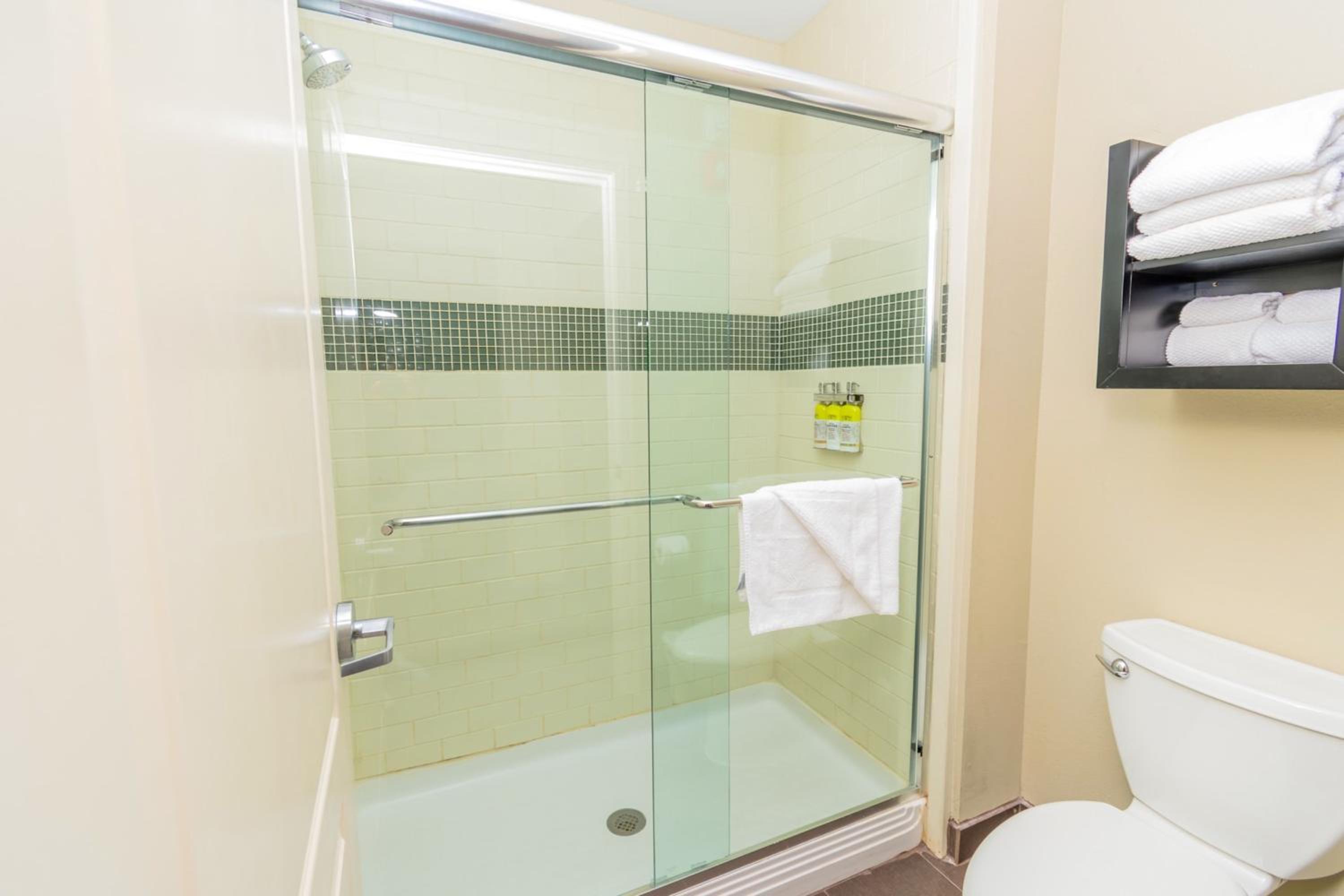 Queen Studio Suite - Photo 5
