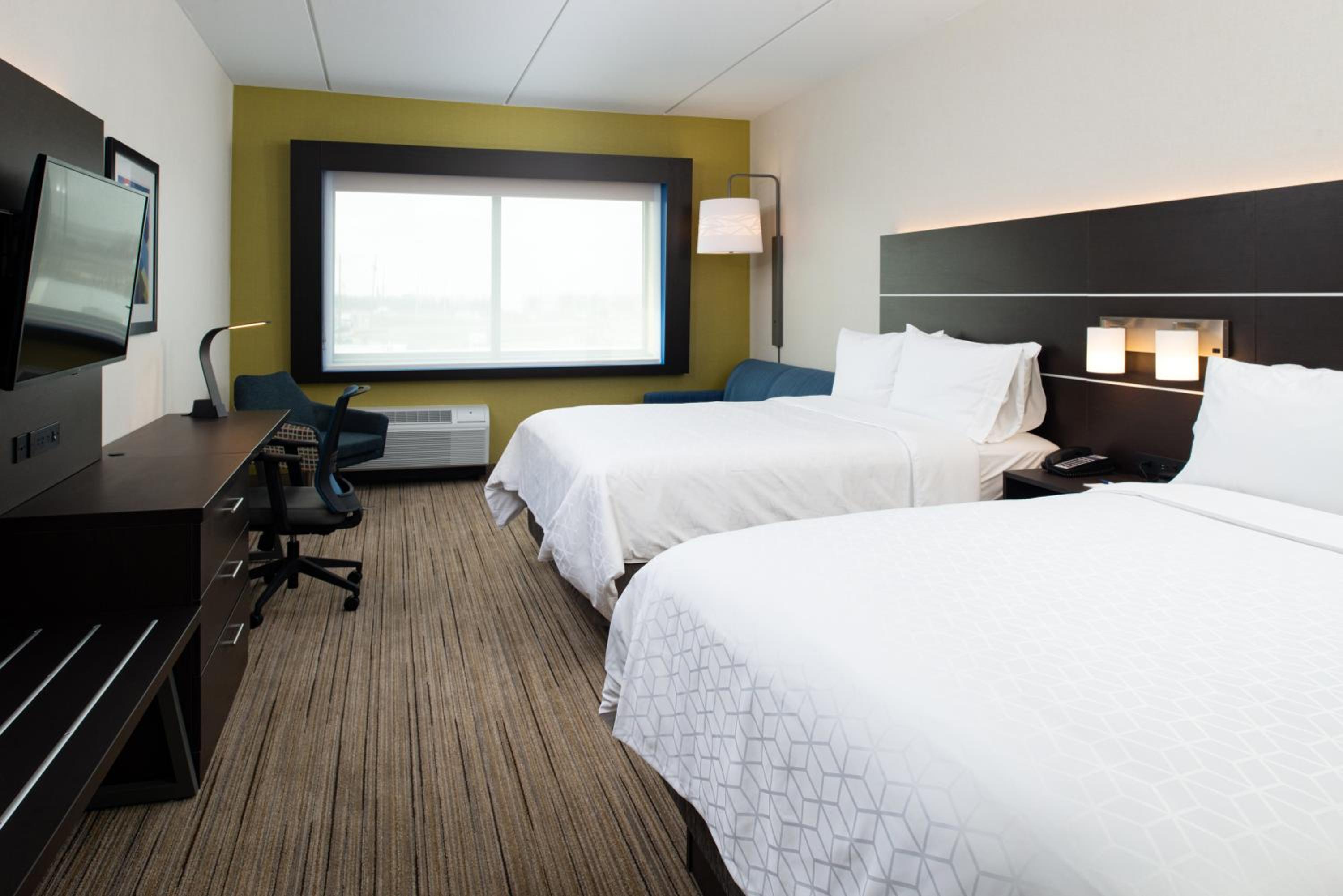 Queen Suite with Two Queen Beds and Sofa Bed - Photo 3