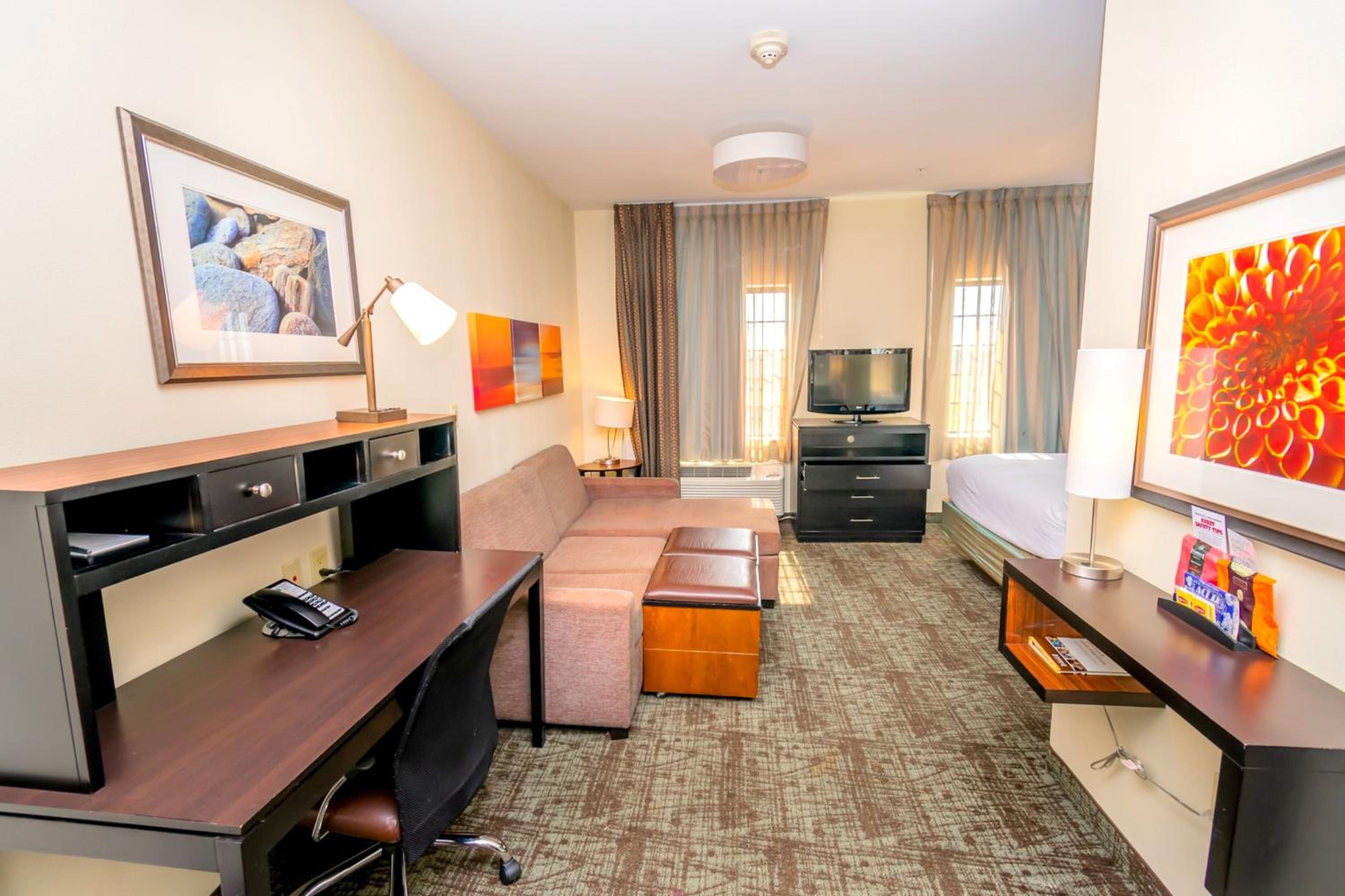 Queen Studio Suite - Photo 4