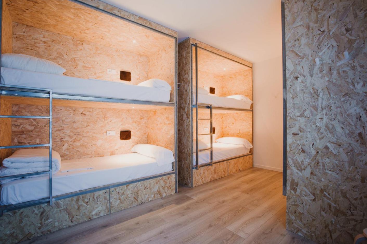 Quadruple Room with Private Bathroom photo 3