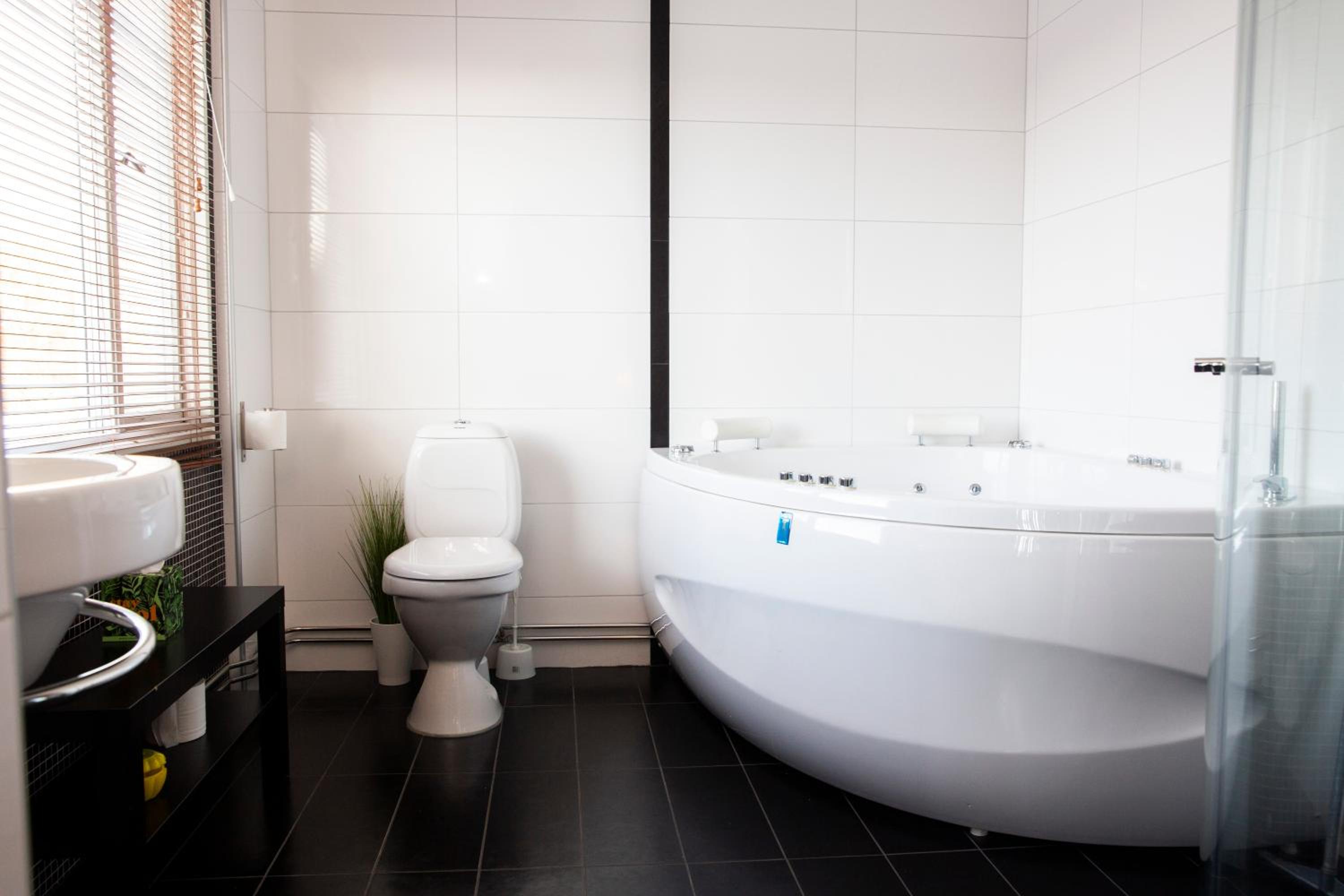 Deluxe Suite with Spa Bath - Photo 5