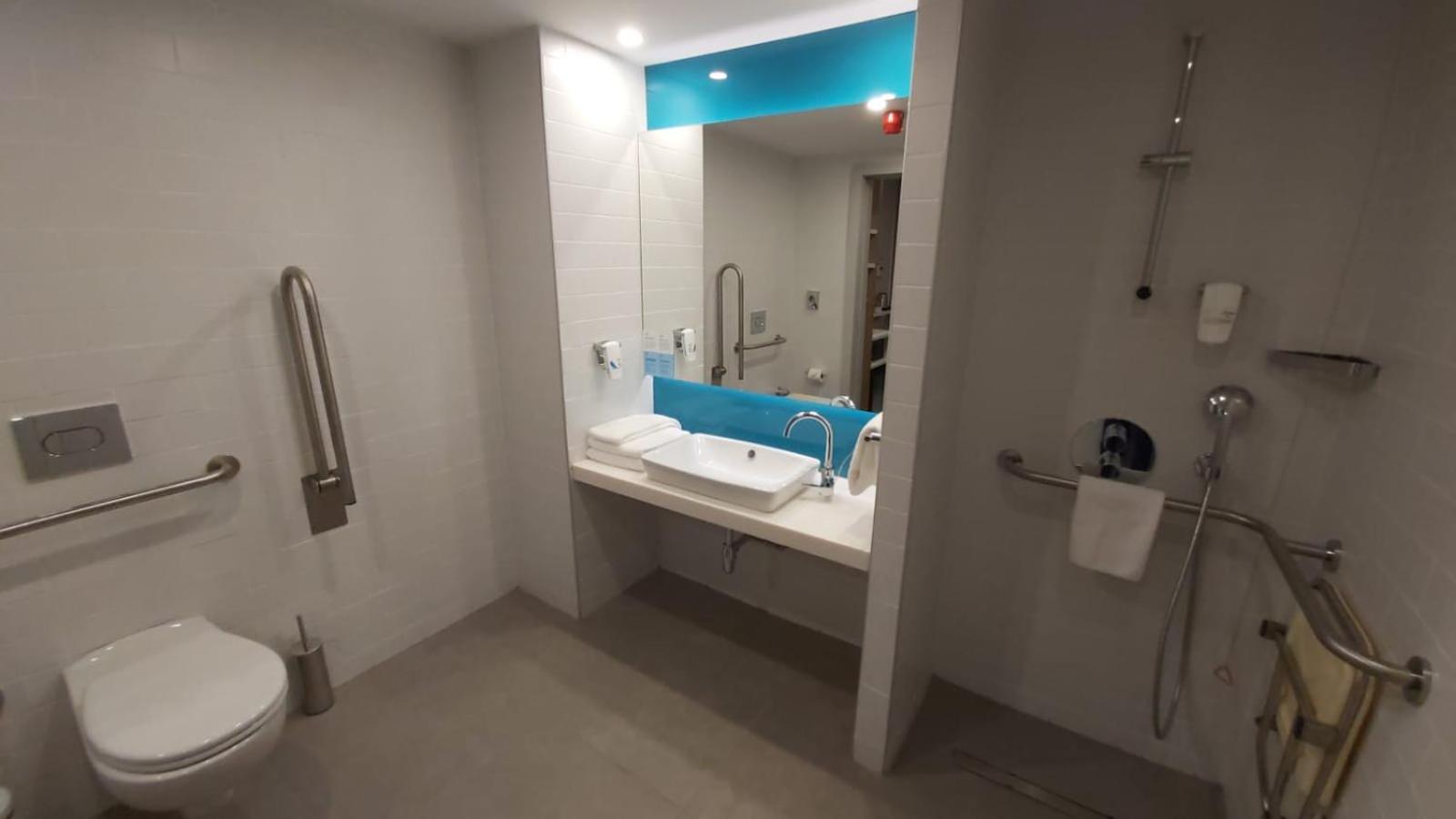 Standard Double Room with Free Breakfast - Accessible photo 3