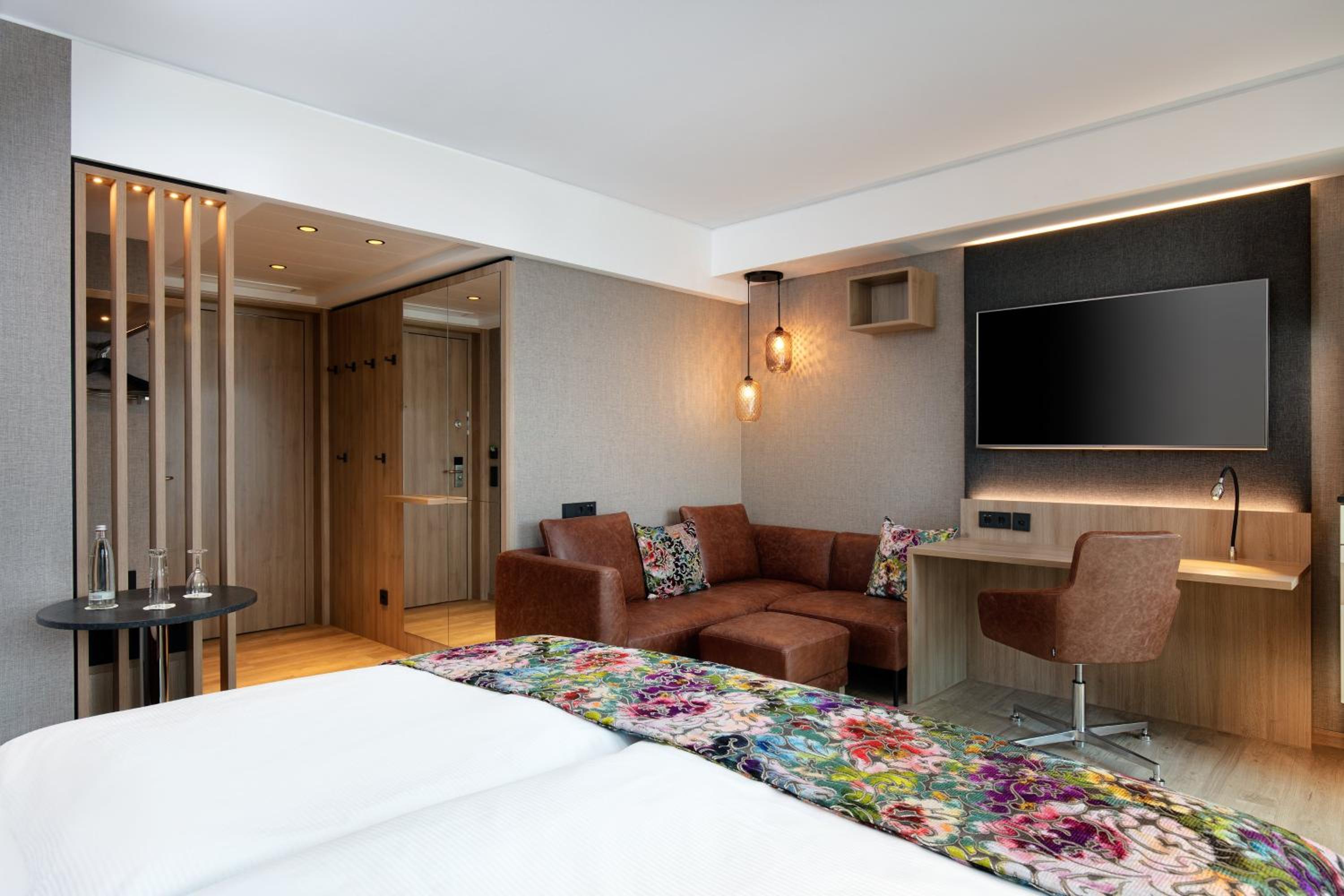 Premium King Room - Photo 6