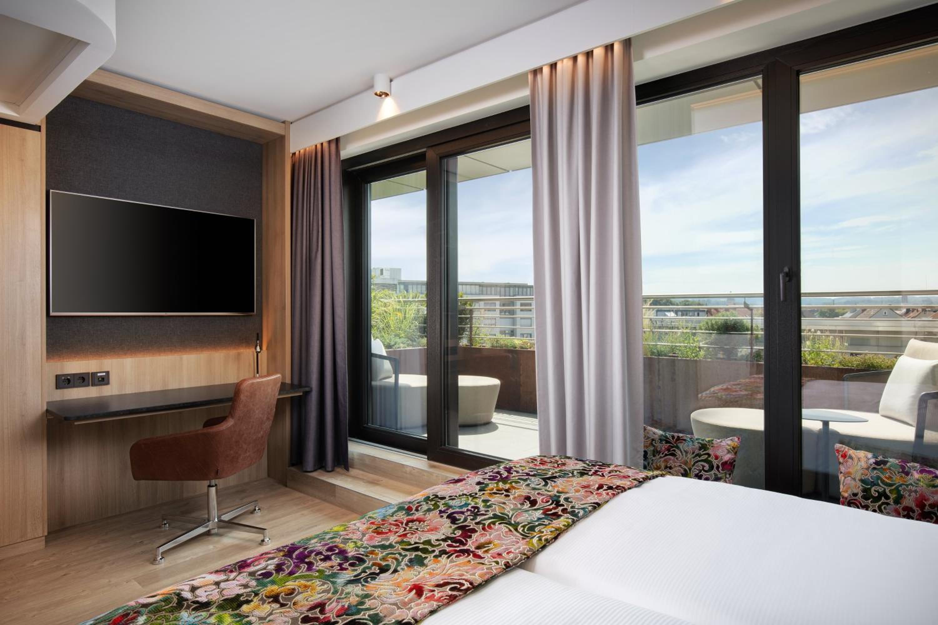 Premium King Room with Balcony - Photo 4