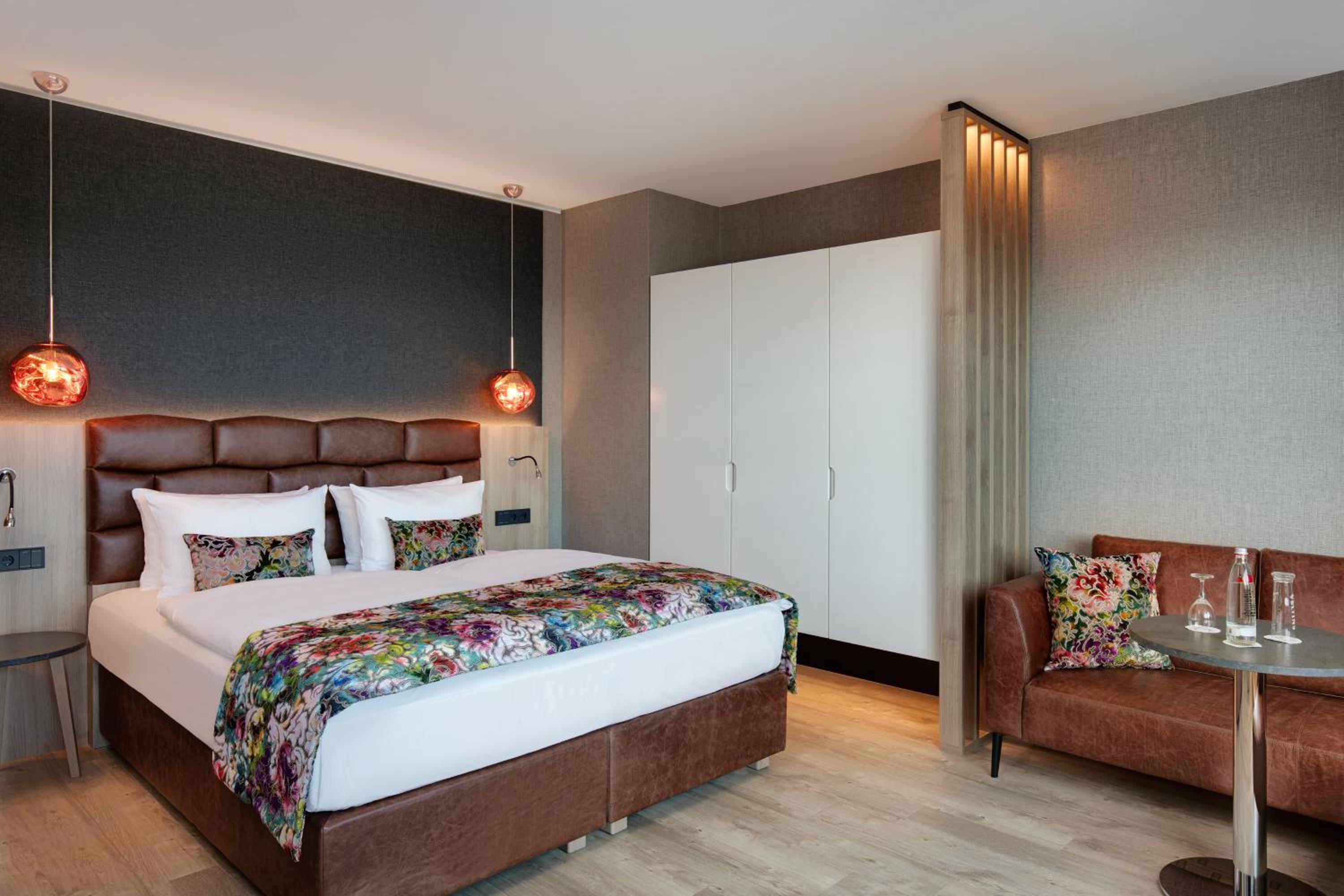 King Suite with Balcony - Photo 4