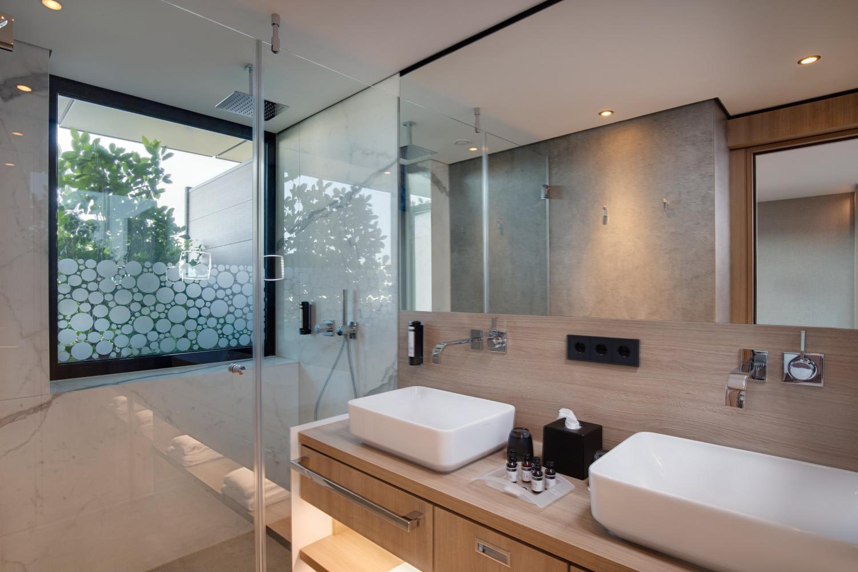 King Suite with Balcony - Photo 2