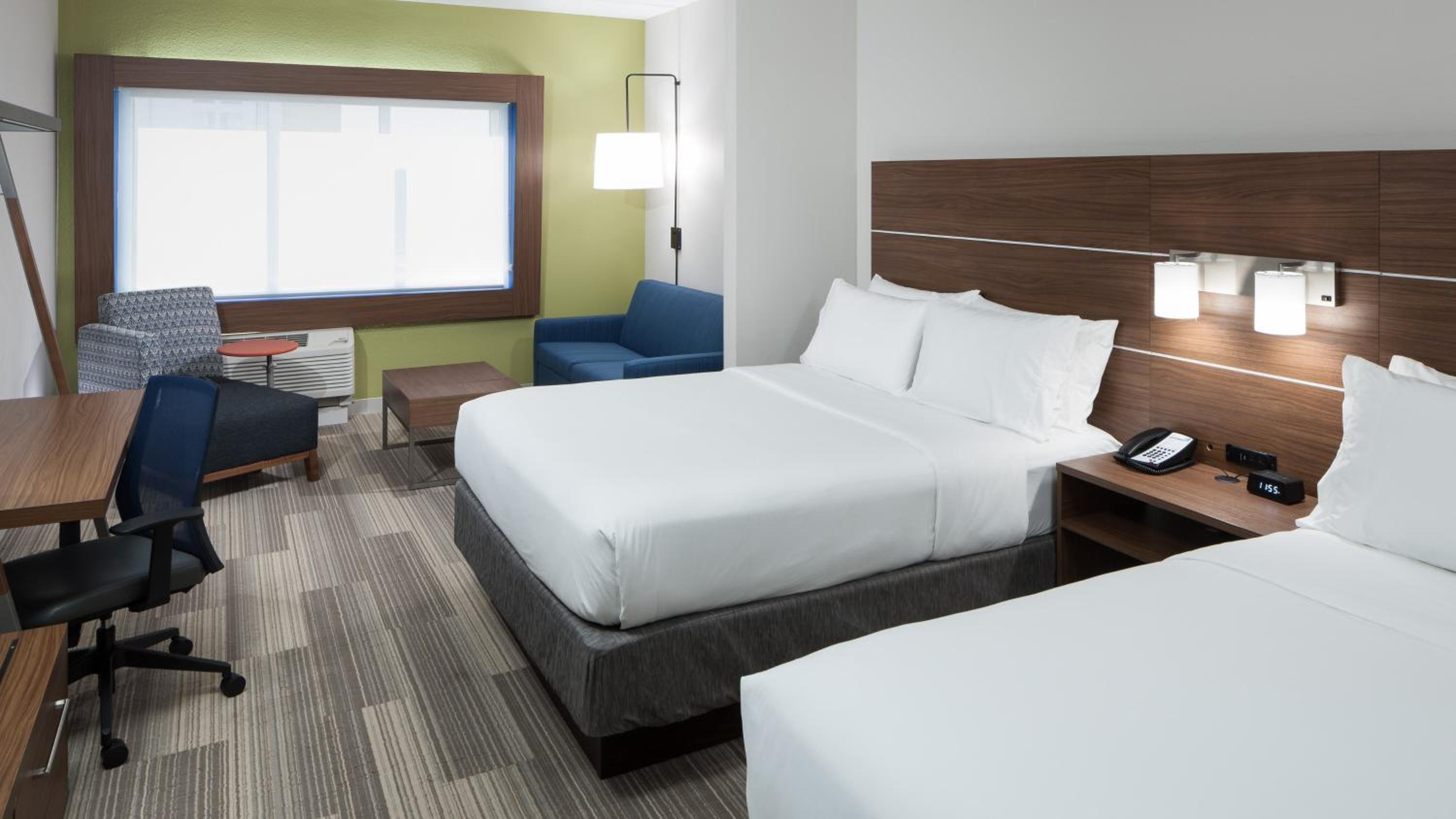 One-Bedroom Queen Suite with Sofa Bed thumbnail 5