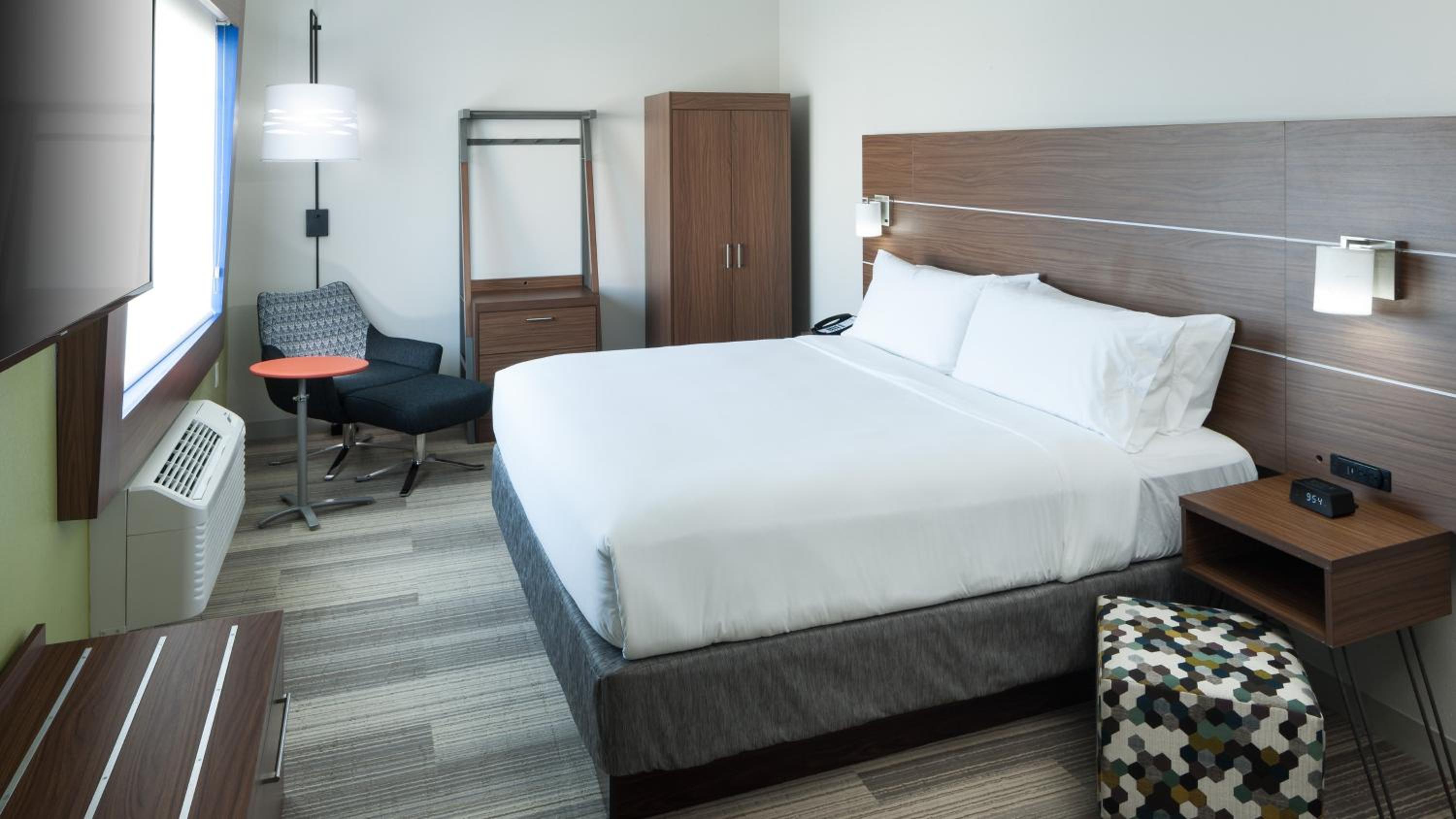 One-Bedroom Suite - Photo 4