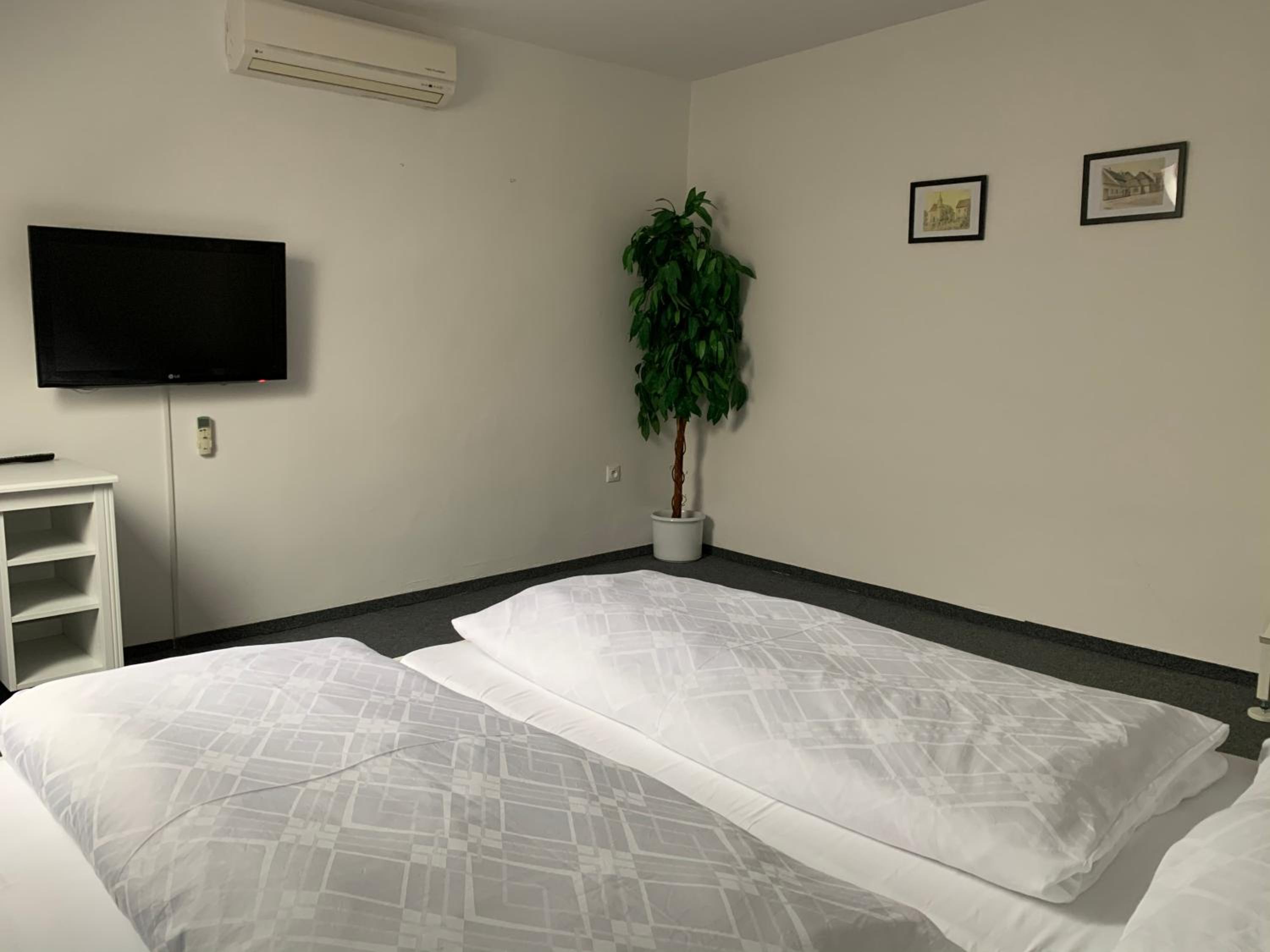 Standard Double Room - Photo 7